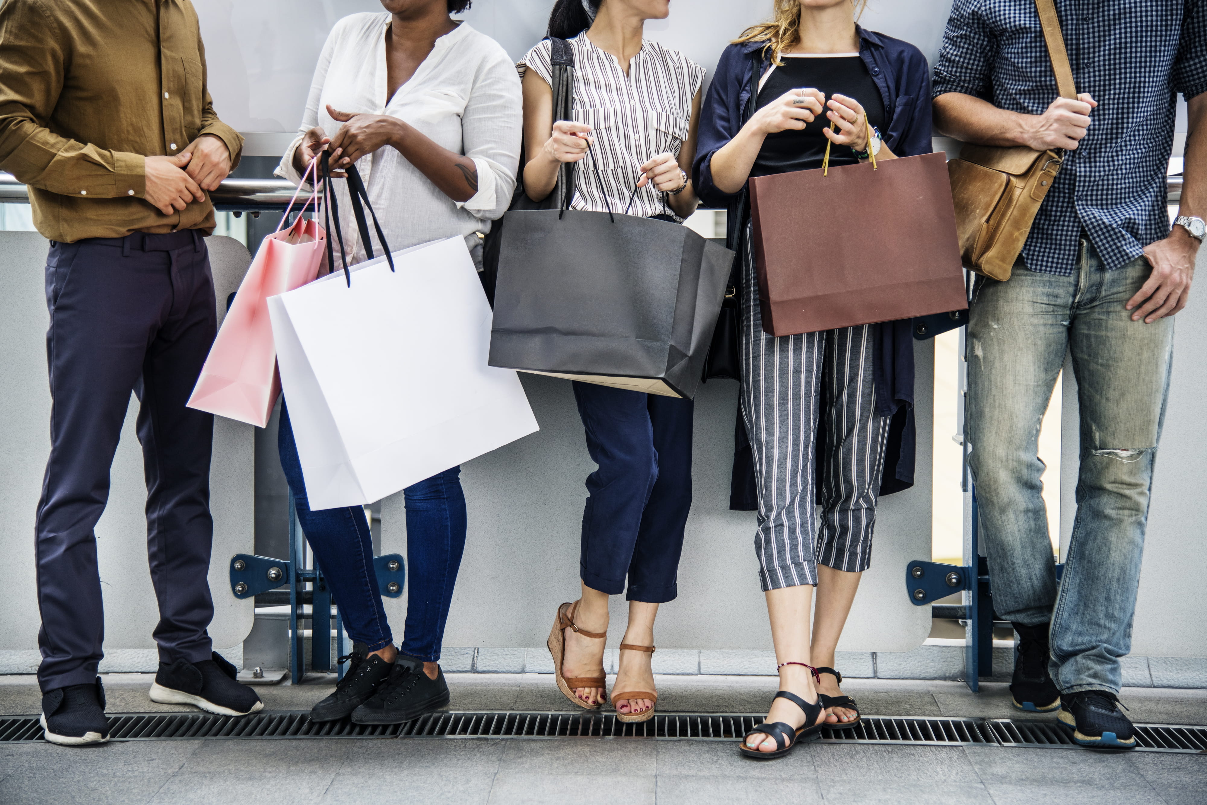 paper bags, shopping bags, real people, casual clothing, 4K, shopping bag, fashion, adult, group, men, lifestyles, bag, friendship, friends, standing, HD Wallpaper