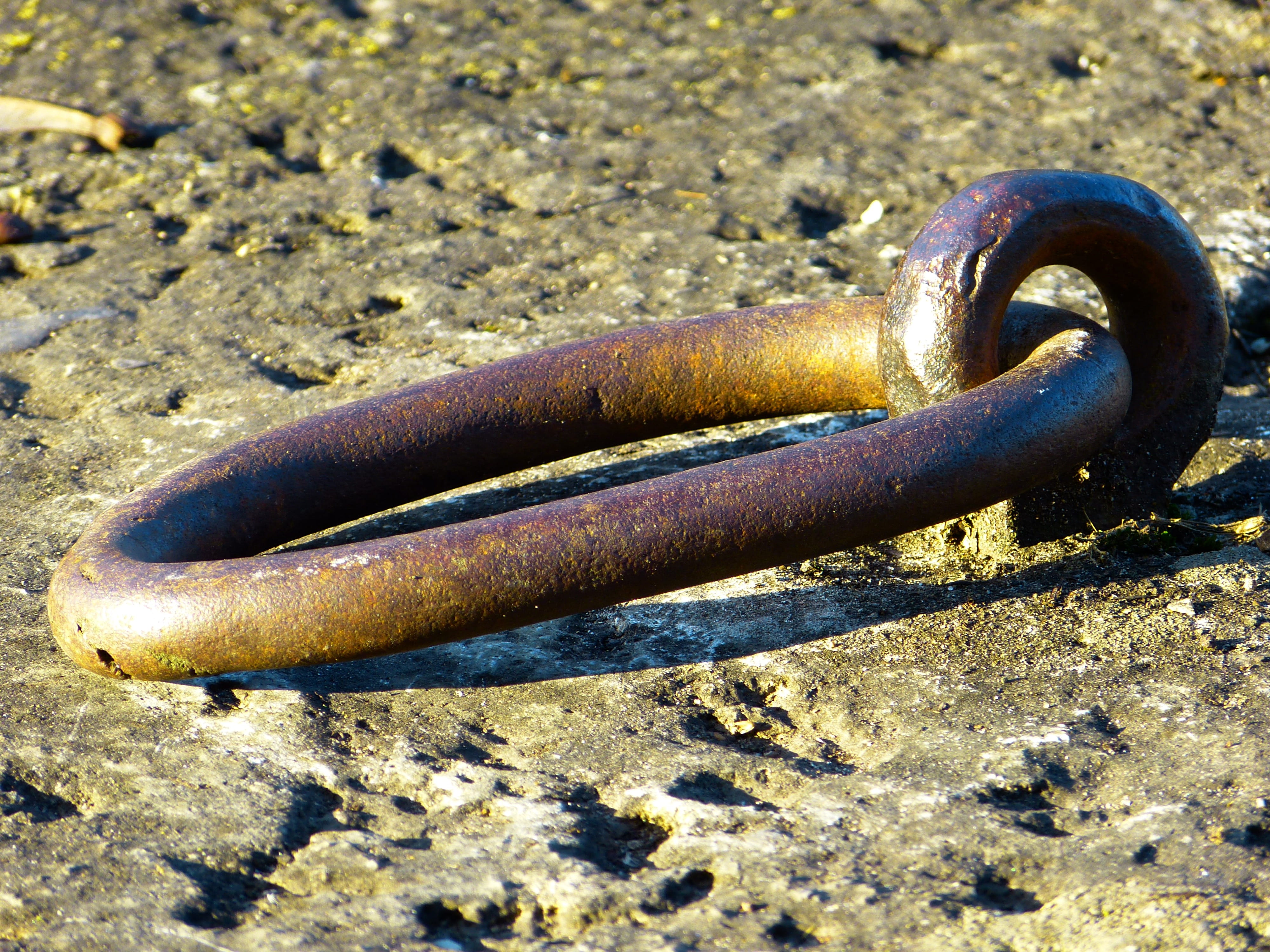 high angle view, nature, sunlight, strength, Ring, abandoned, outdoors, day, no People, steel, chain, still life, Hook, safety, 4K, old, Fix, Metal, land, HD Wallpaper