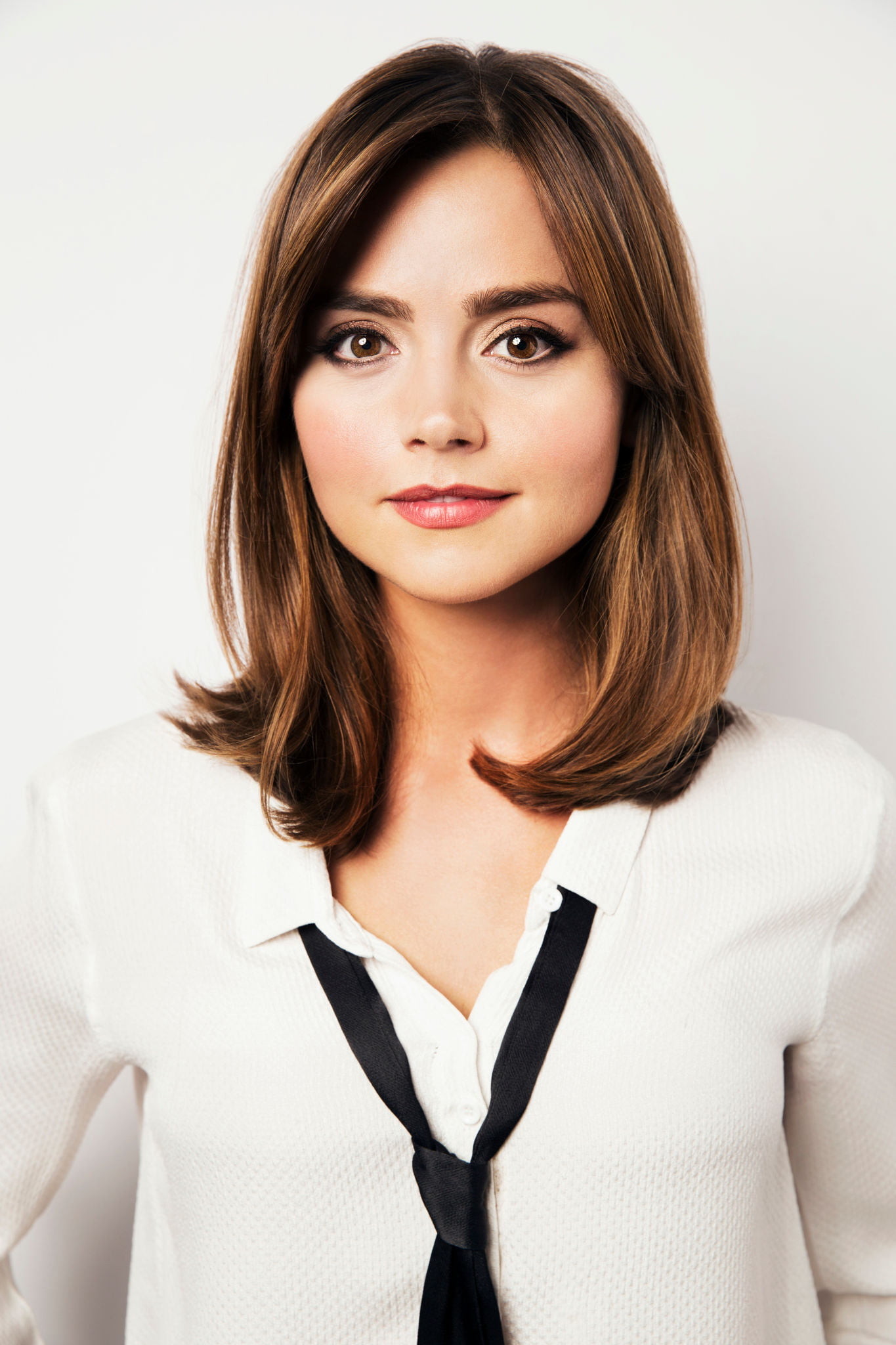 women, shoulder length hair, simple background, 1080P, tie, brunette, Jenna Coleman (Actress), actress, Phone HD Wallpaper