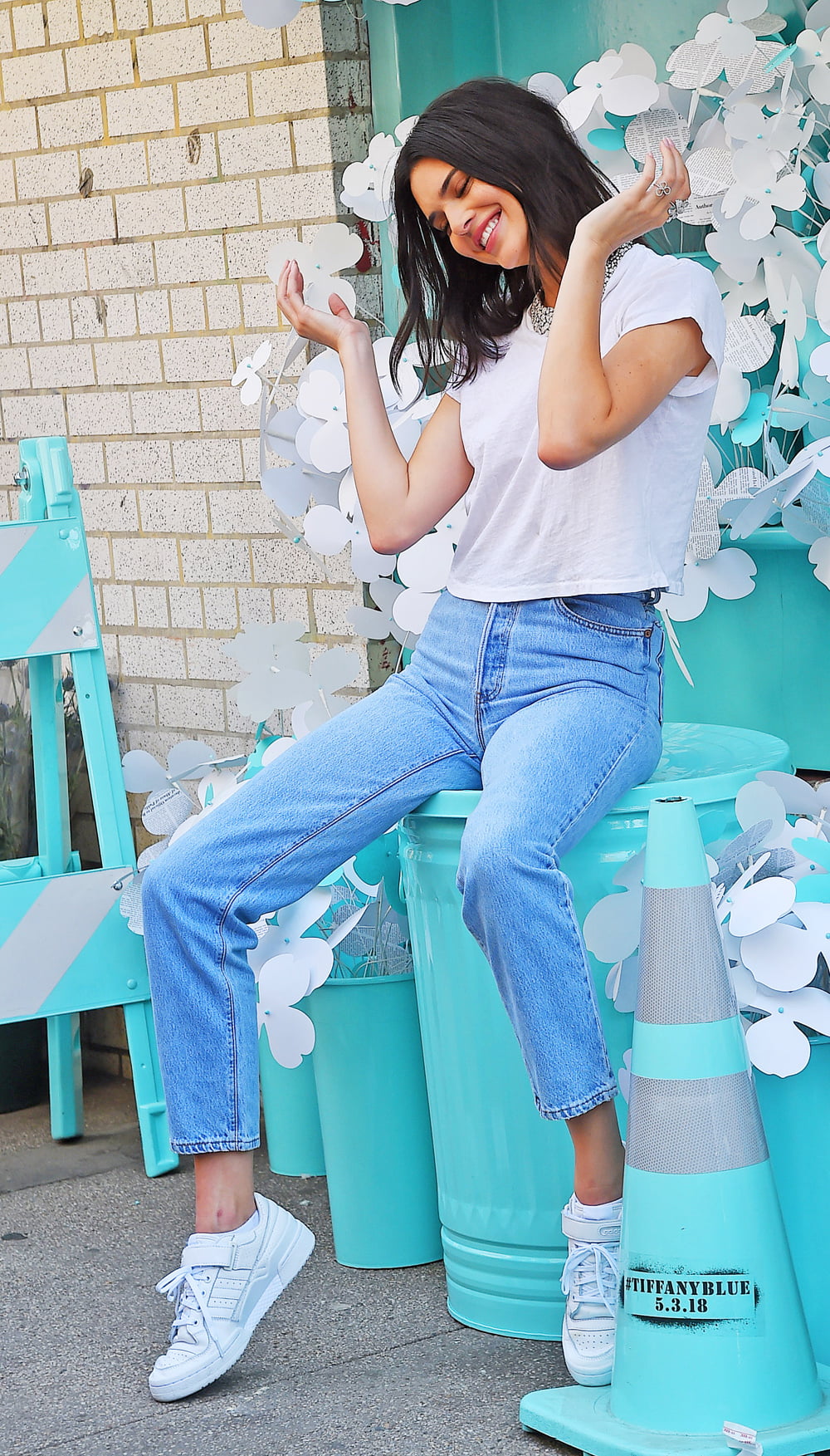 women outdoors, 720P, sitting, brunette, model, shoulder length hair, jeans, white shirt, women, Kendall Jenner, smiling, Phone HD Wallpaper