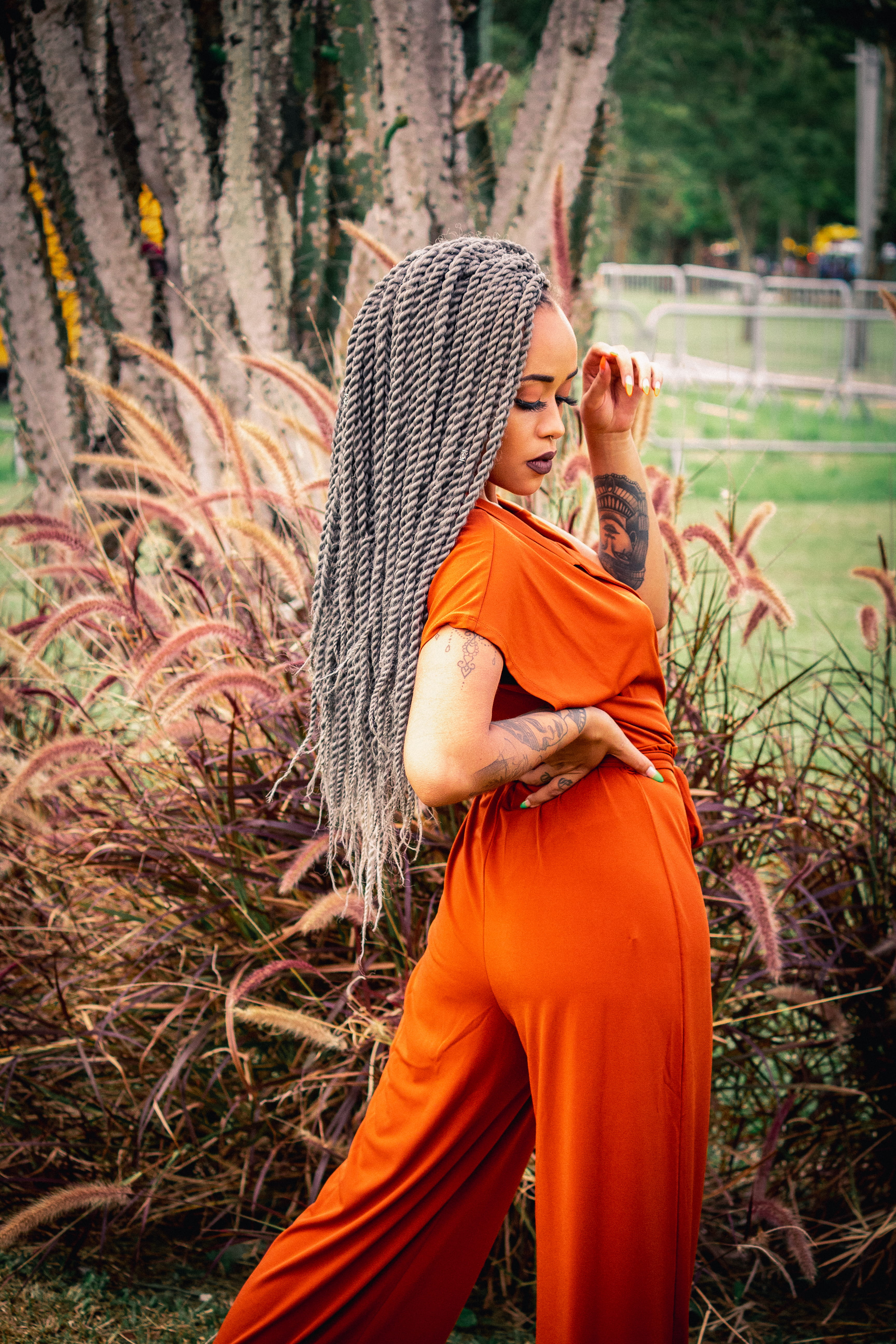 field, two people, tattooed, three quarter length, outdoors, people, braids, jumpsuit, posing, photo, lifestyles, leisure activity, pretty, next, young women, Phone HD Wallpaper