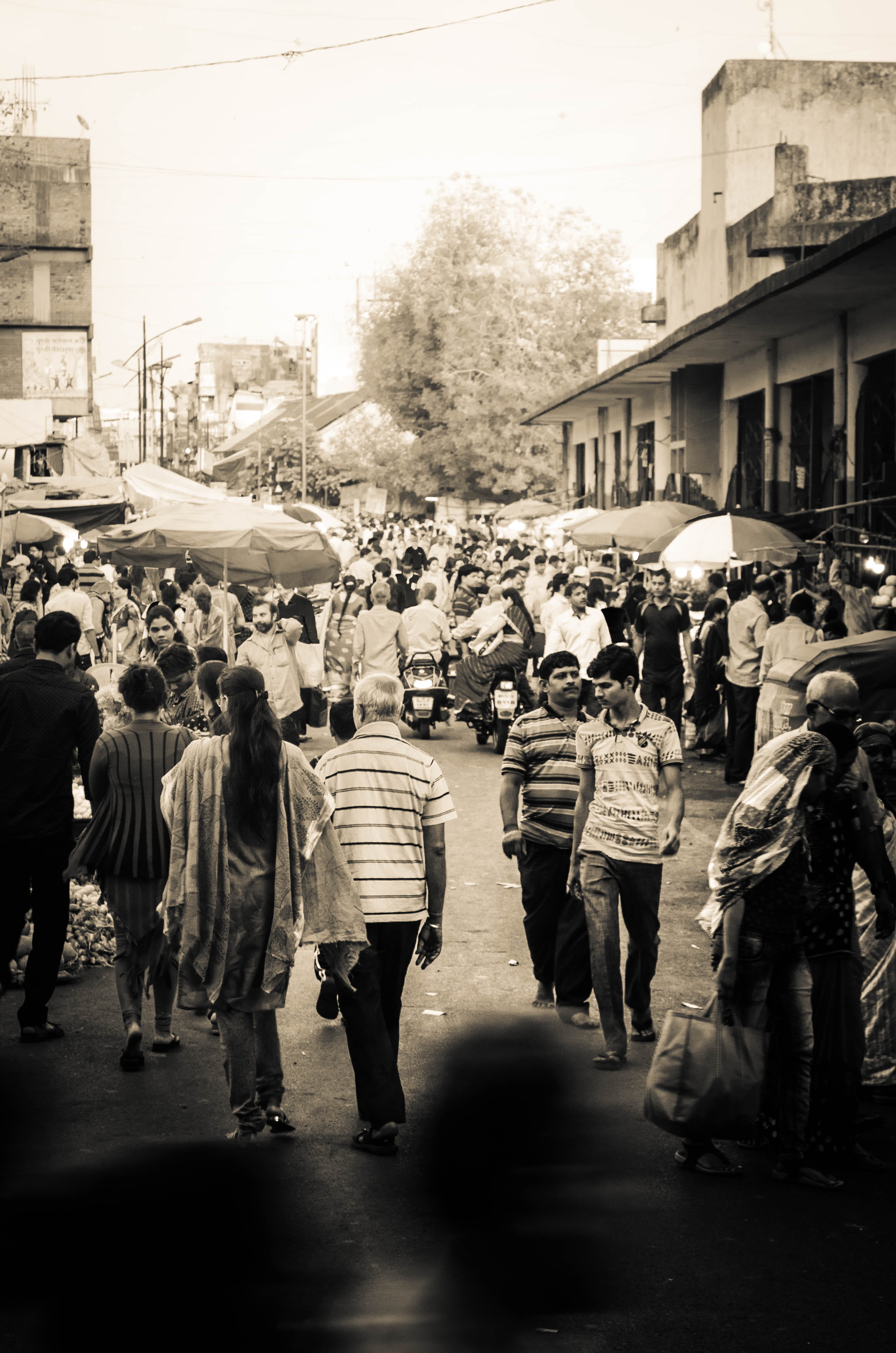 real people, city street, india, adult, indian culture, walking, built structure, street, shopping, large group of people, environment, protestor, women, Phone HD Wallpaper