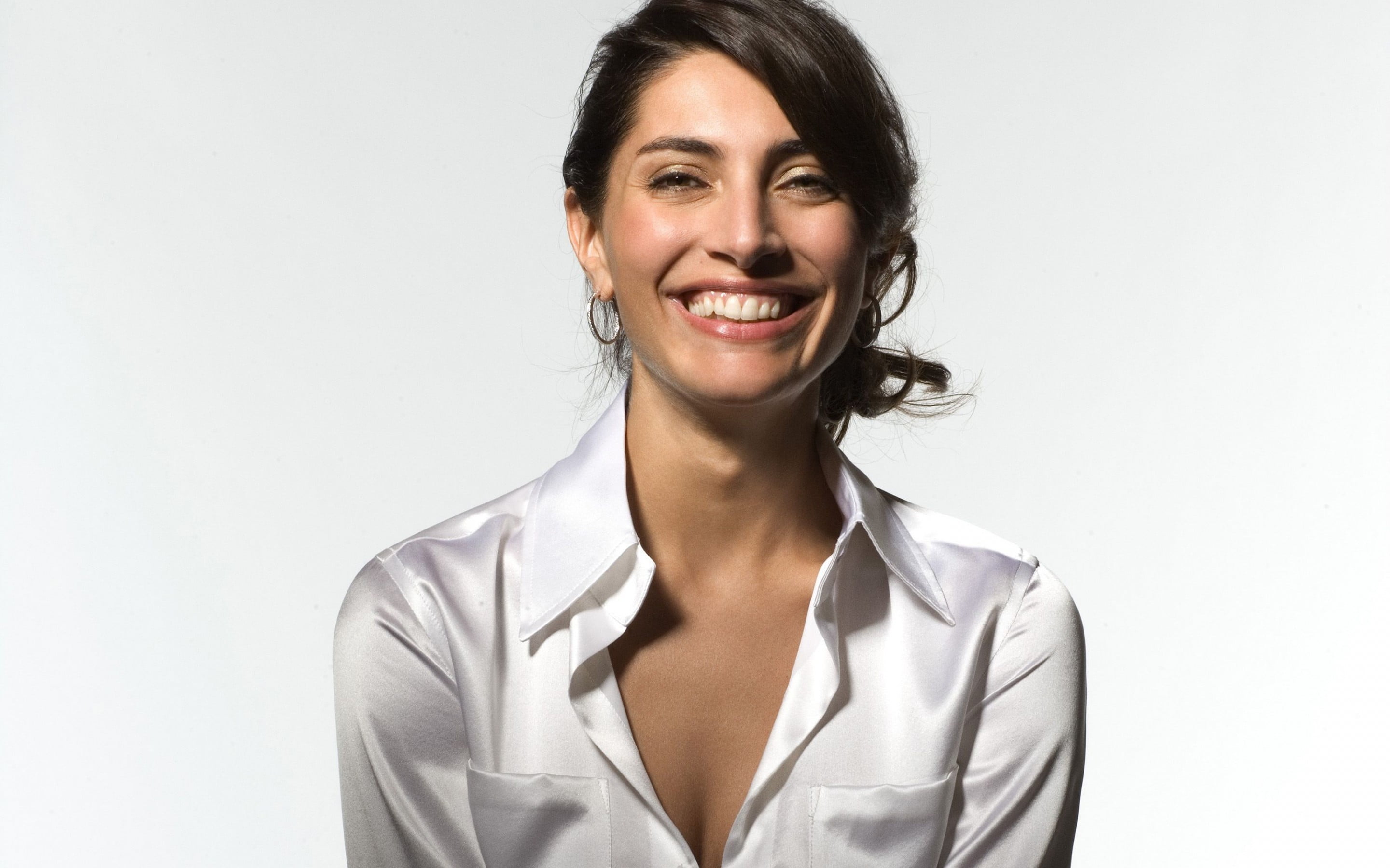 happiness, front view, hairstyle, Caterina Murino, young adult, hair, beautiful woman, smiling, brunette, cut out, studio shot, portrait, simple background, HD Wallpaper