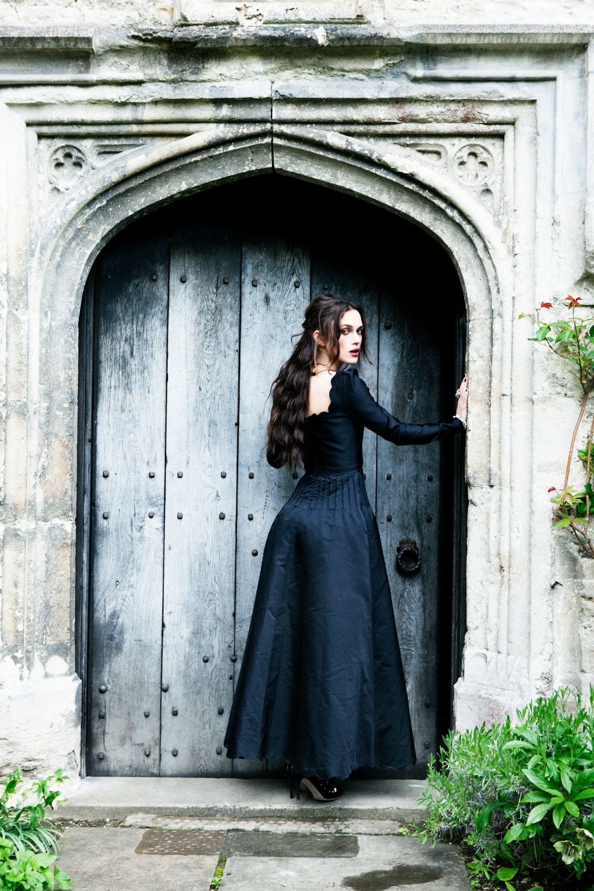 built structure, full length, one person, beauty, keira knightley, outdoors, formalwear, young women, black color, beautiful woman, young adult, architecture, Phone HD Wallpaper