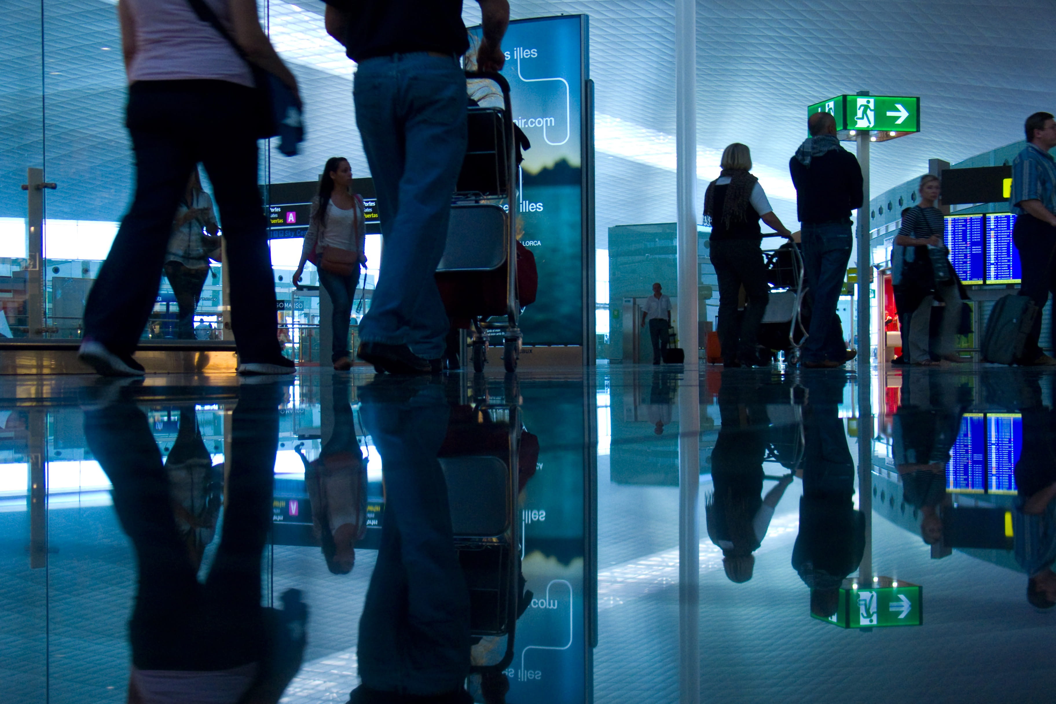 reflection, lifestyles, women, people, illuminated, travel, flooring, walking, men, blurred motion, building, passengers, city, luggage, leaving, standing, HD Wallpaper