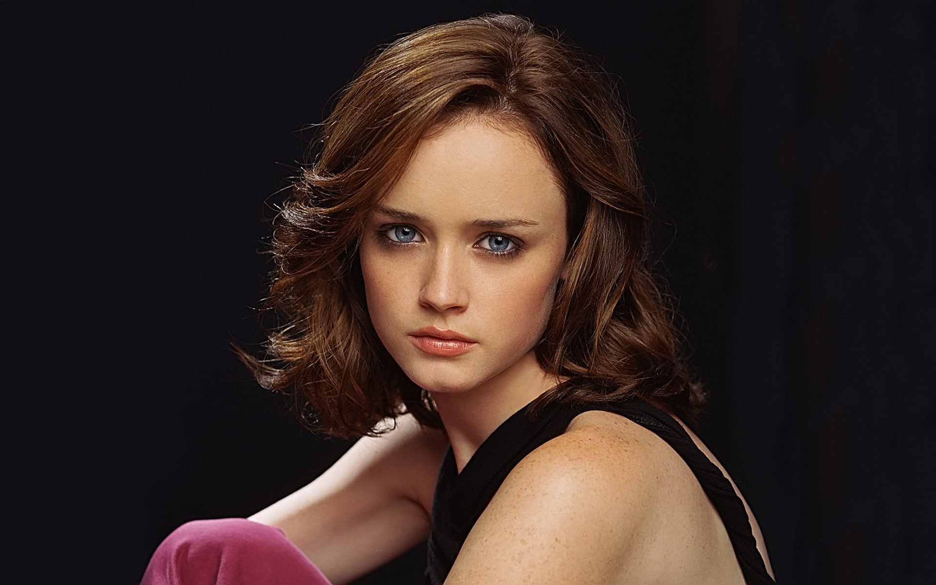 top, actress, beauty, hair, indoors, young adult, looking at camera, one person, depression - sadness, fashion, 1080P, black background, human face, brown hair, HD Wallpaper