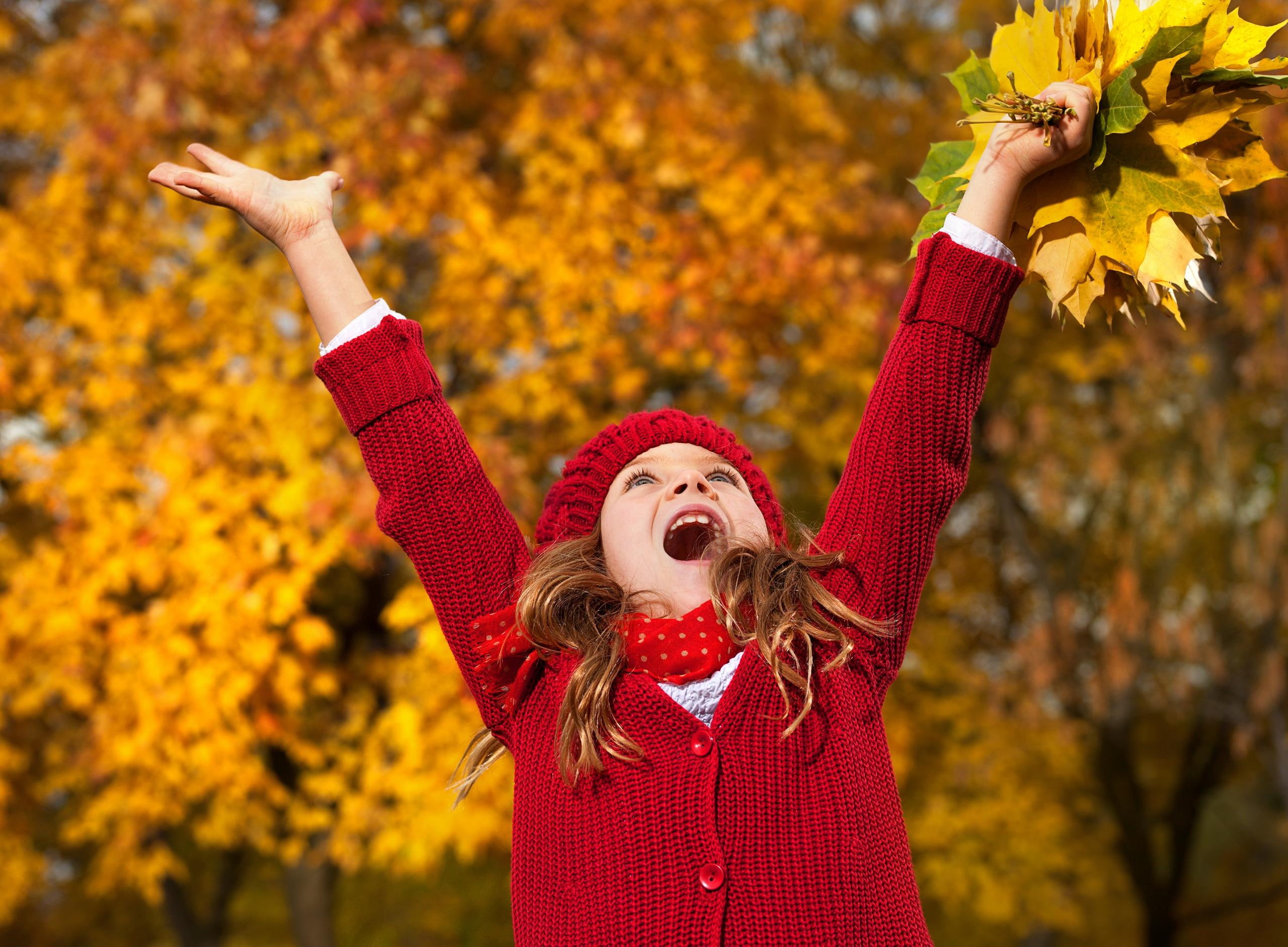 happy, 2K, lovely, trees, sweet, lady in red, hand, lady, leaves, pretty, autumn splendor, little, beautiful, HD Wallpaper