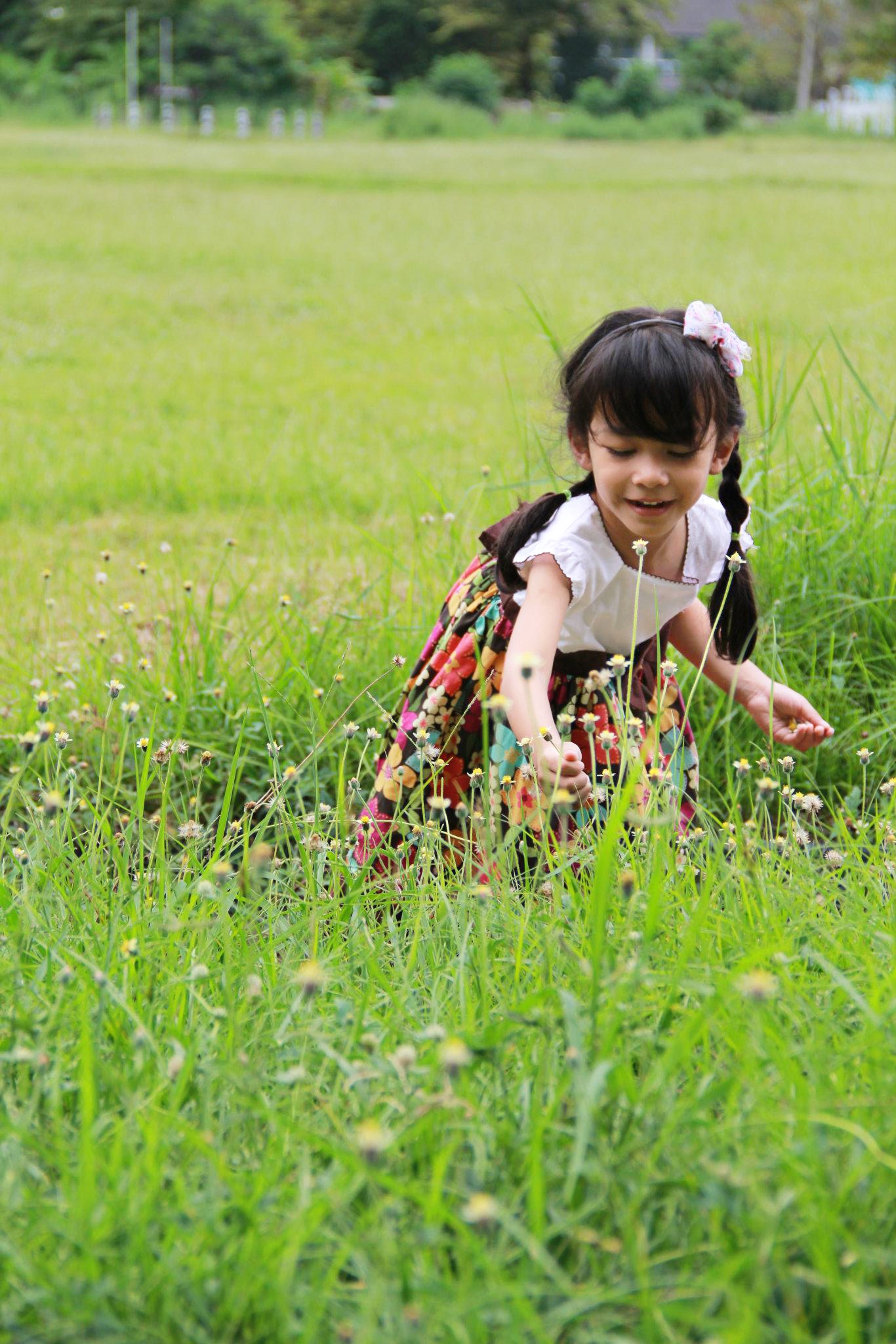women, by nature, leisure activity, lady, the environment, cute, flowers, fresh, outdoors, childhood, selective focus, life, grass, autumn leaves, surface of grass, Phone HD Wallpaper