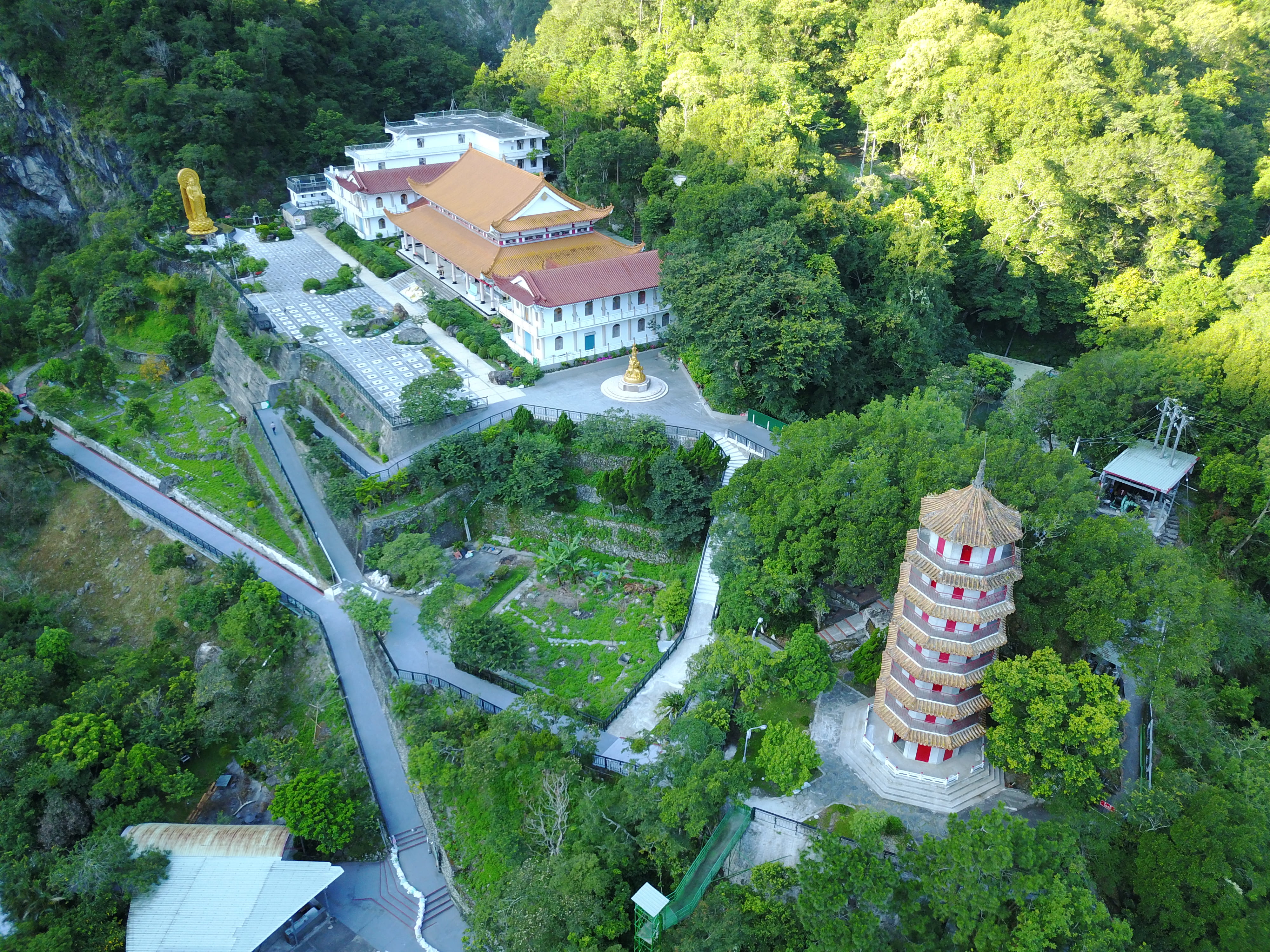 built structure, nature, taiwan, beauty in nature, green color, day, 4K, place of worship, no people, high angle view, house, tree, pudu bridge, plant, HD Wallpaper