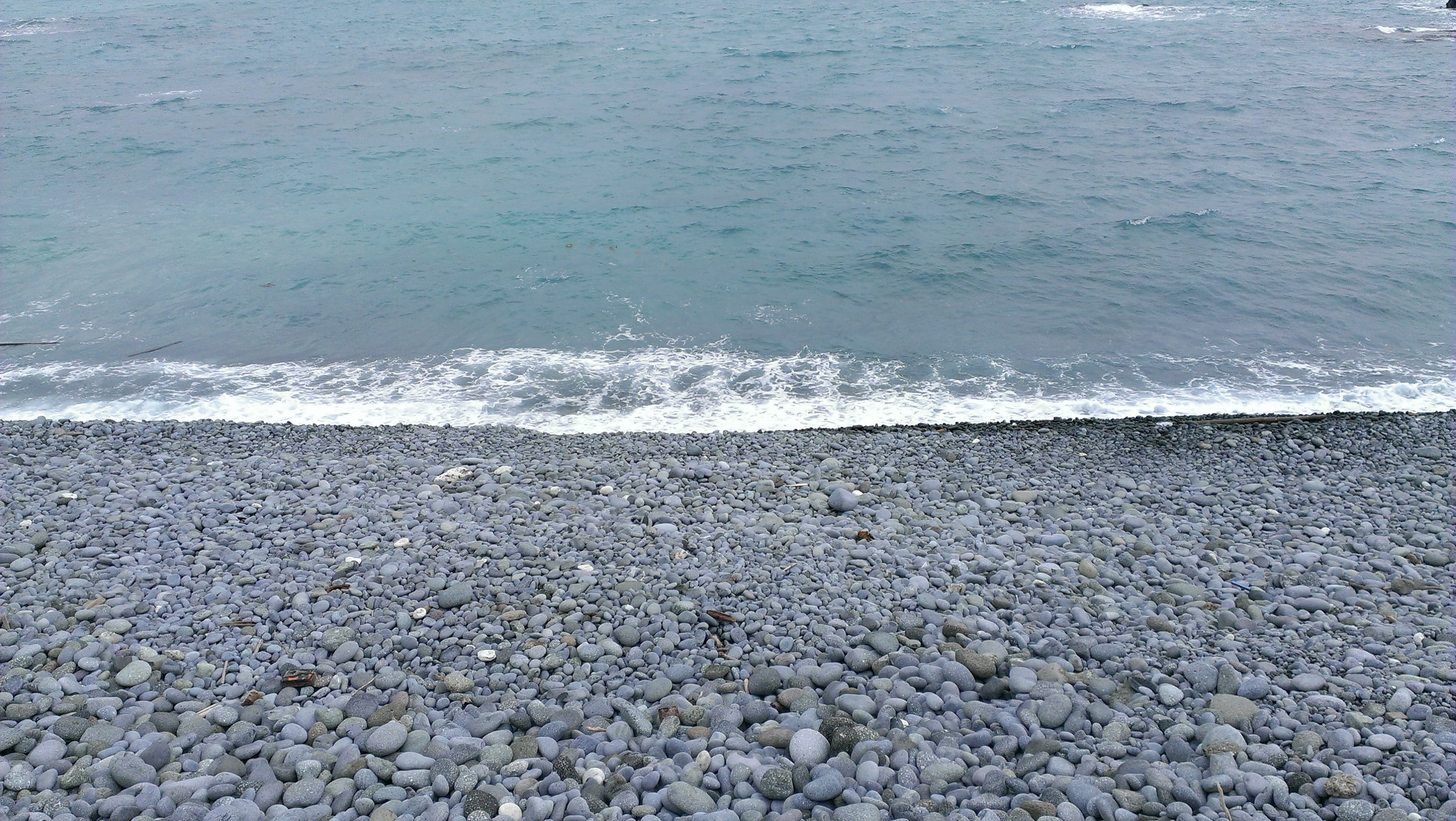 aquatic sport, rock, beauty in nature, 2K, outdoors, backgrounds, no people, high angle view, pebble, tranquility, nature, water, day, wave, stone - object, HD Wallpaper