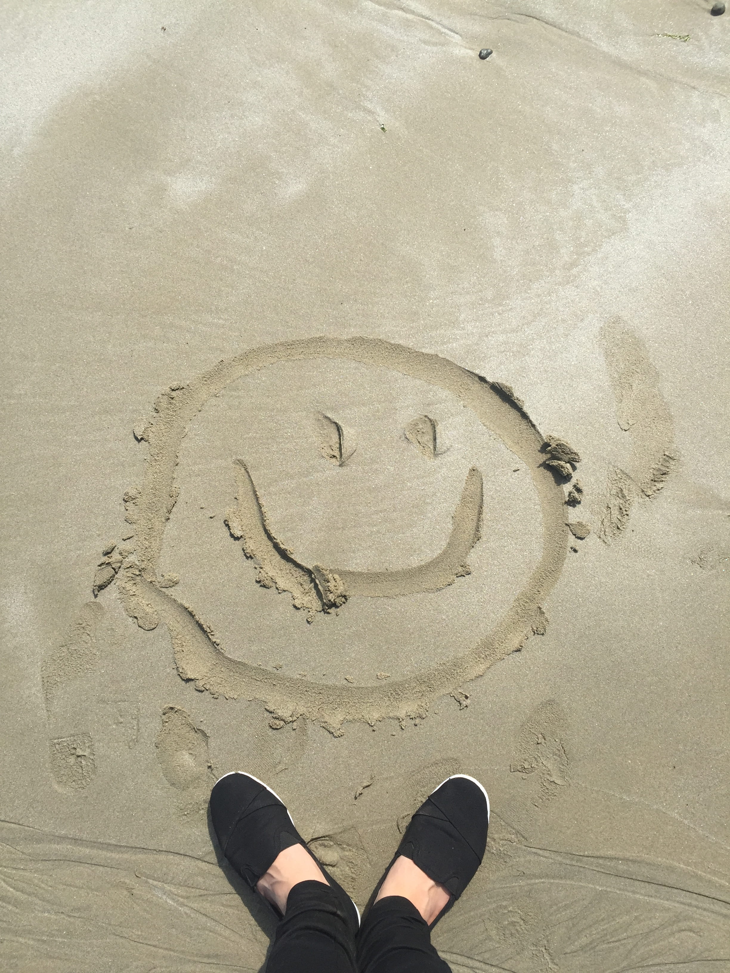 footwear, recreation, personal perspective, nature, shore, texture, low section, high angle shot, seashore, beach, creativity, shoes, smiling, leisure, Phone HD Wallpaper