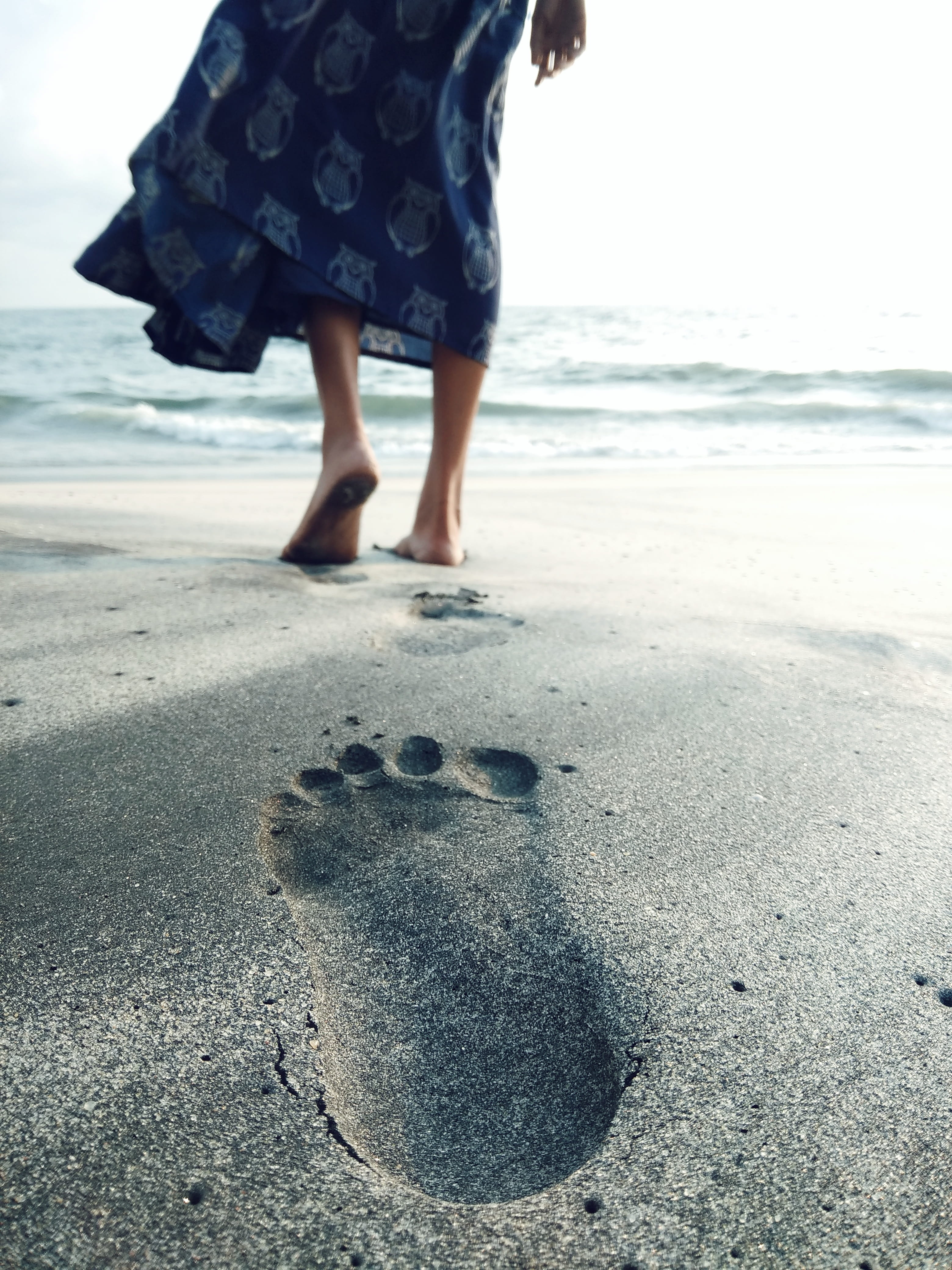 lady, ocean, land, sand, women, horizon over water, motion, blur, focus on foreground, footsteps, dress, horizon, seashore, standing, outdoors, human leg, Phone HD Wallpaper