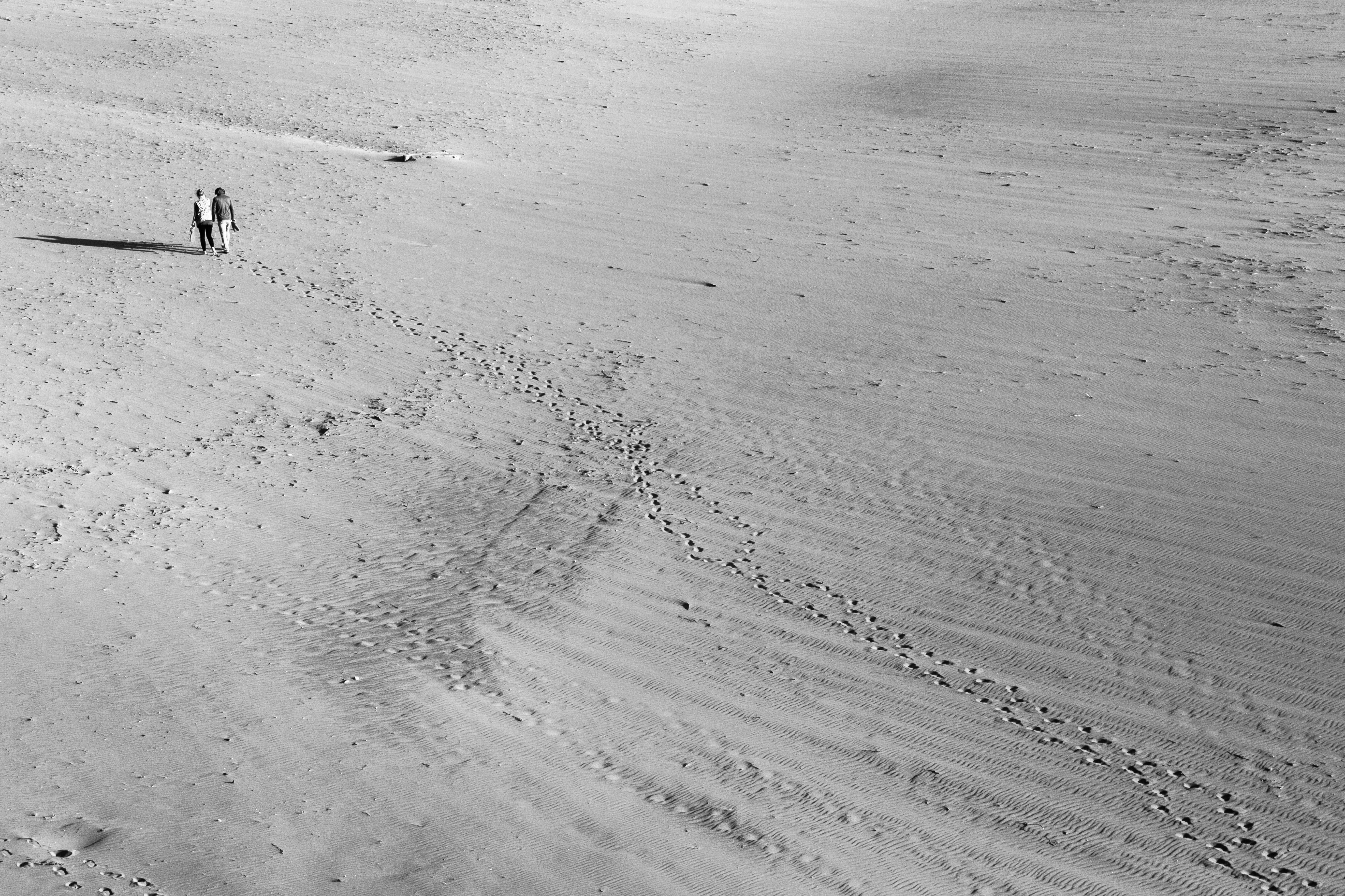 sand, two people, beach, footsteps, real people, outdoors, beauty in nature, lifestyles, foot, non-urban scene, walking, holiday, day, leisure activity, HD Wallpaper