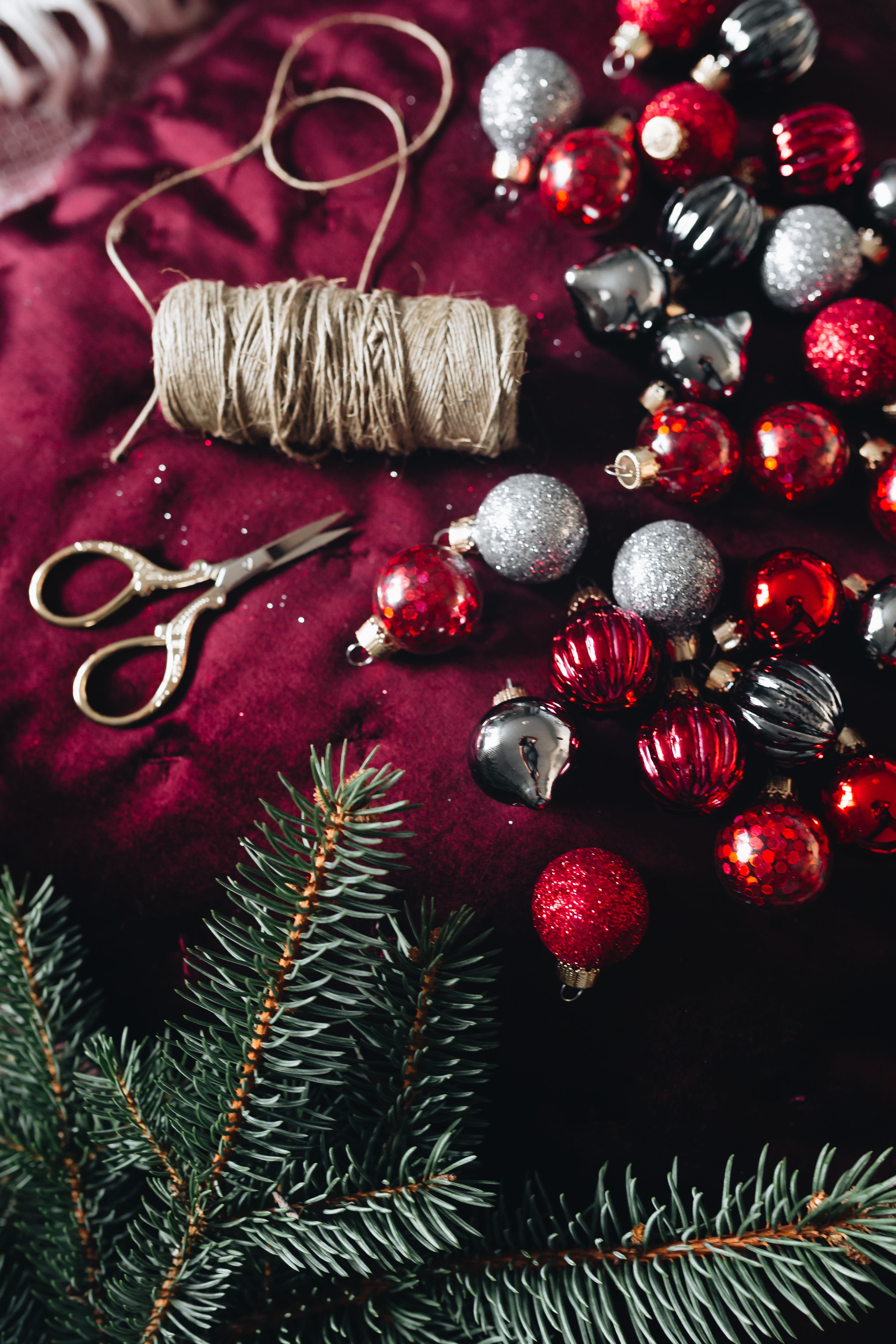 food and drink, still life, fruit, balls, holiday, 5K, healthy eating, red, christmas tree, high angle view, plant, christmas, xmas, modern, elegant, holidays, Phone HD Wallpaper