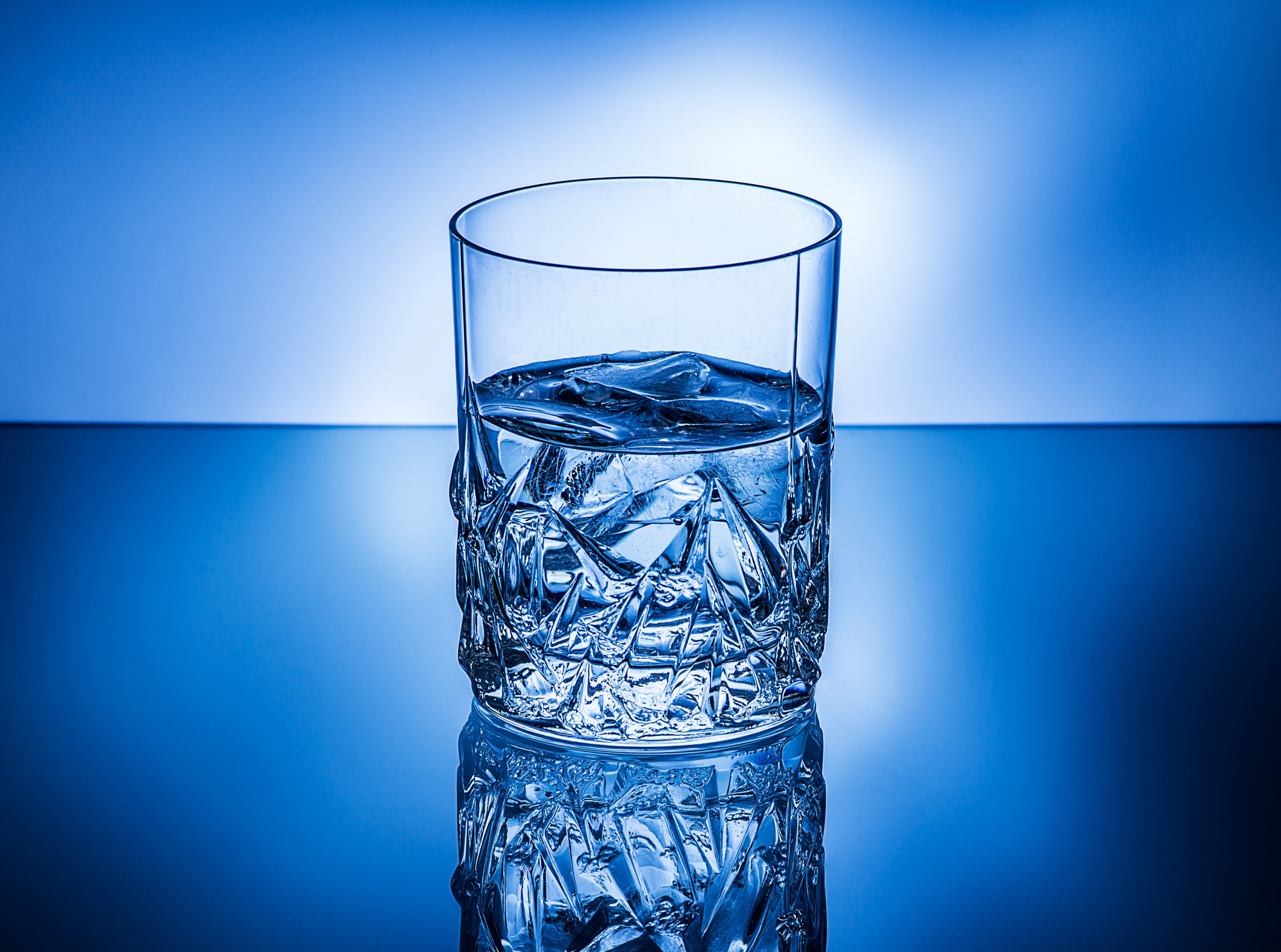 4K, Blue, blue background, transparent, still life, household equipment, colored background, Food and Drink, drinking, stilllife, drinking glass, nature, HD Wallpaper
