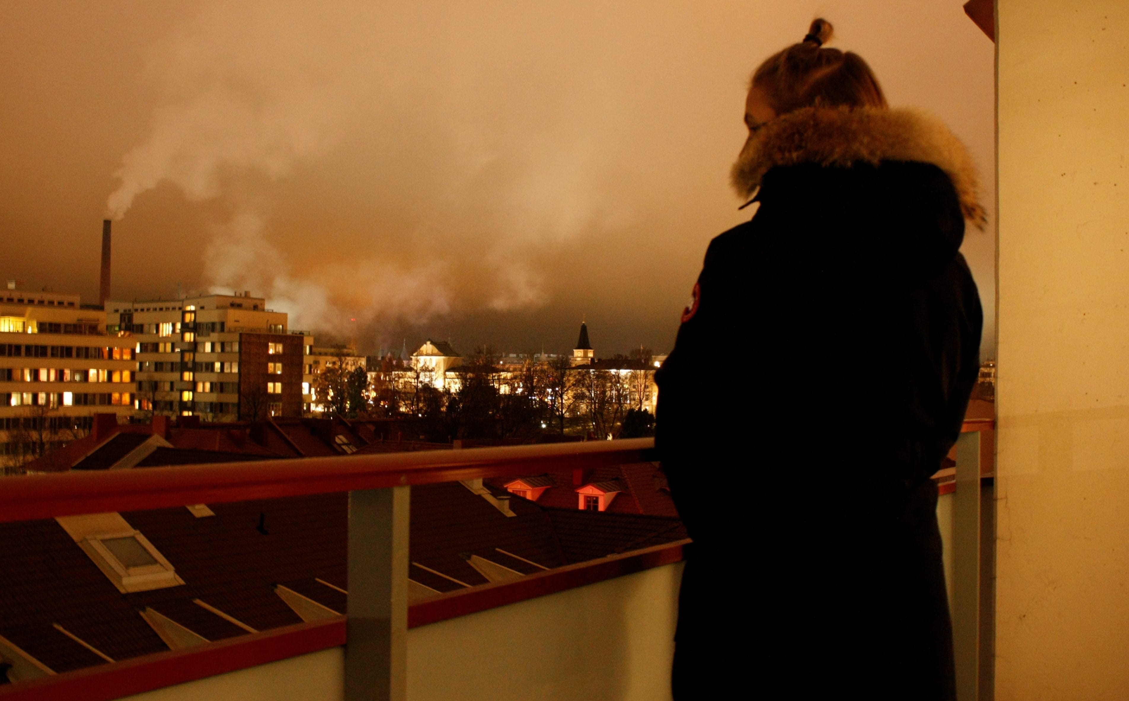 up, building, dark, adult, standing, people, 2K, smoke, real people, rear view, architecture, city life, women, three quarter length, hairstyle, building exterior, HD Wallpaper