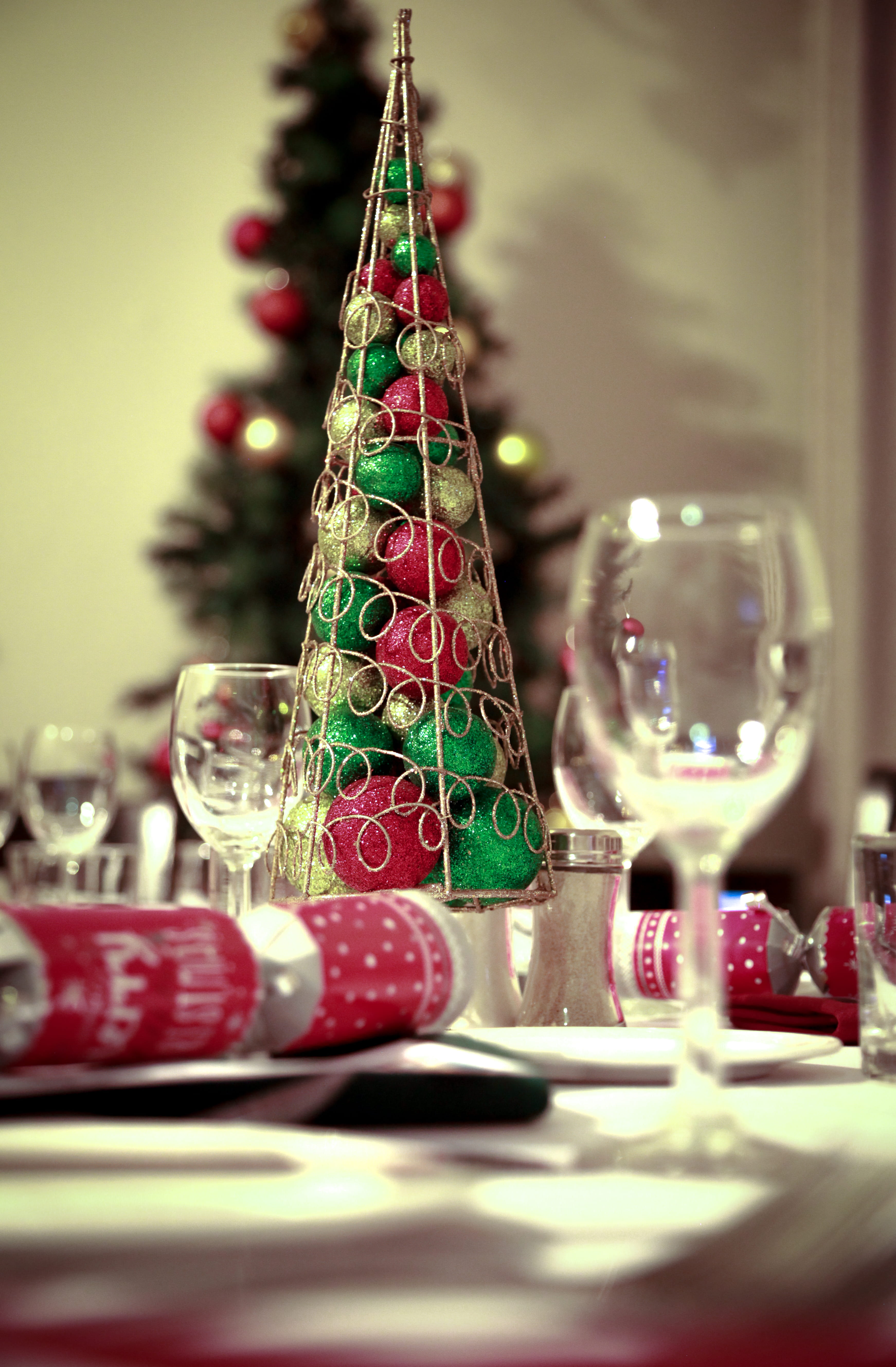 christmas dinner, christmas, table, christmas tree decoration, red, celebration event, event, table setting, no people, food and drink, setting, 5K, christmas tree, Phone HD Wallpaper