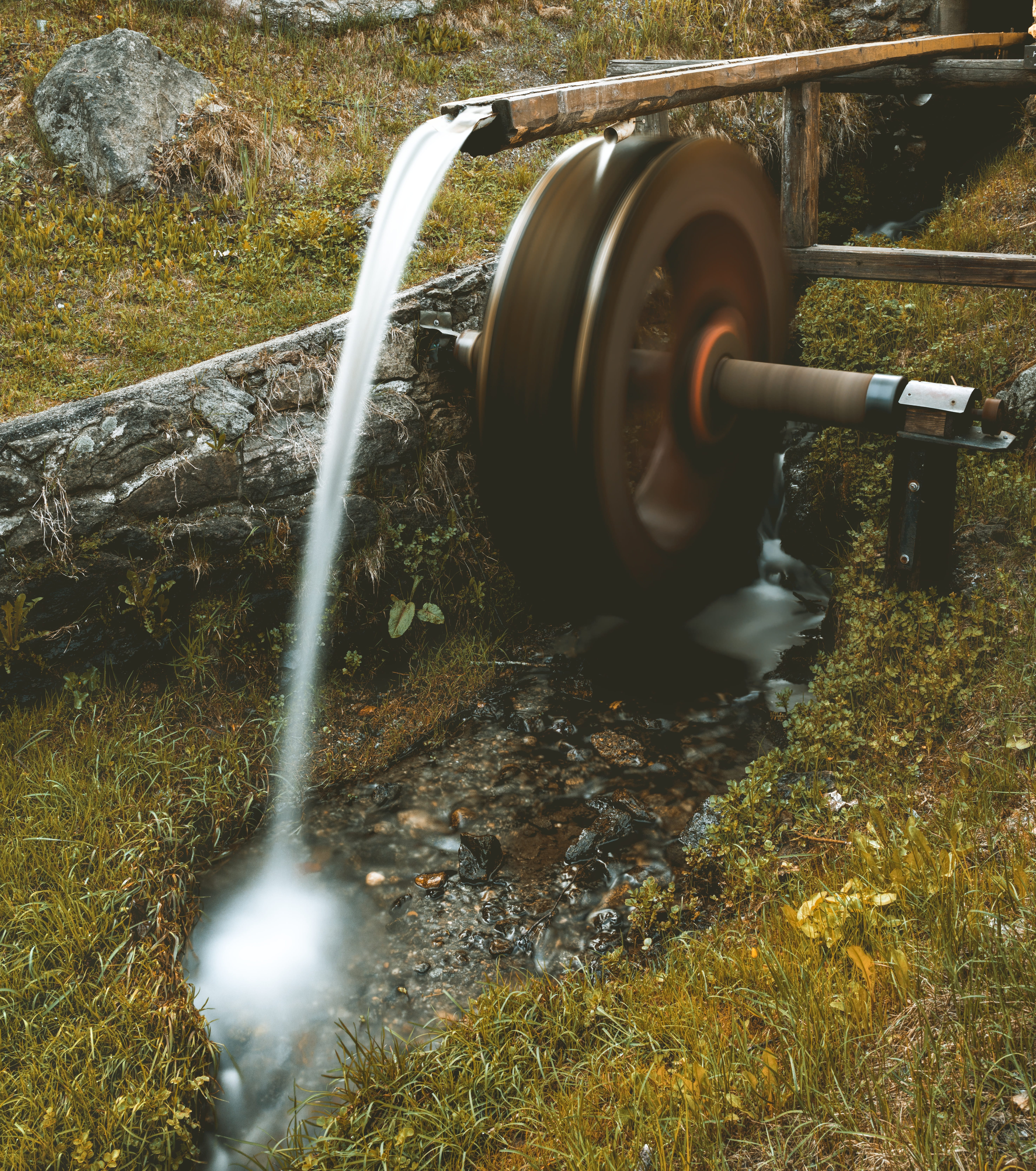 turn, old, hiking, close-up, wheel, no people, river, grass, forge, nature, plant, mystical, garden hose, flowing water, formal garden, mill wheel, motion, Phone HD Wallpaper