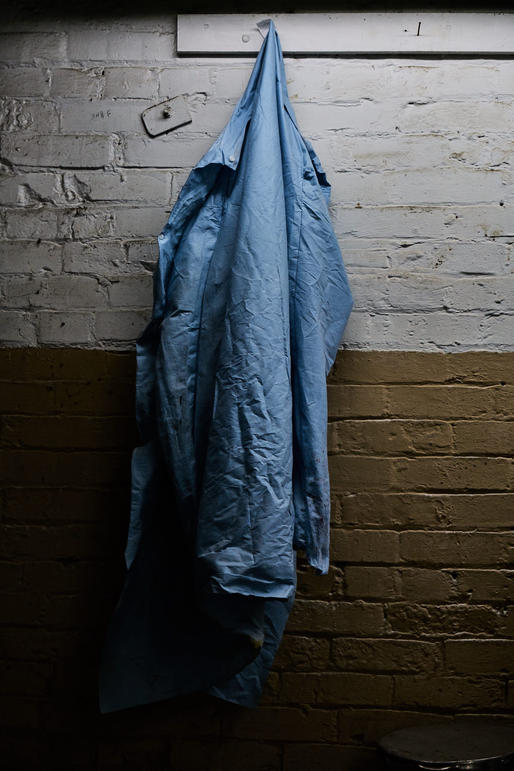 close-up, white color, hook, clothing, room, grey, brick, clothesline, outdoors, wall - building feature, hanging, blue, textile, windbreaker, 2K, pegs, Phone HD Wallpaper