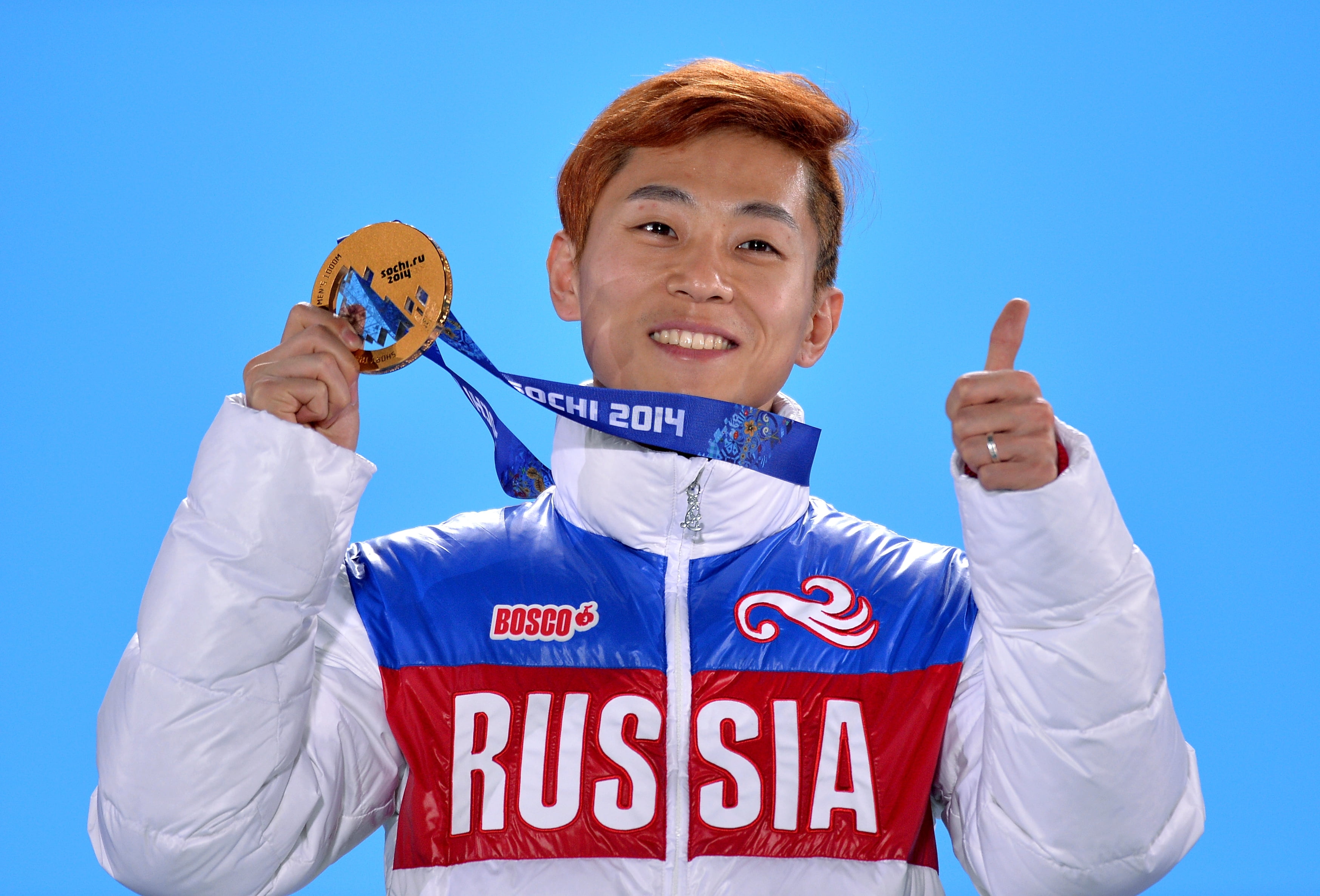 sign, smiling, Viktor Ahn, young men, short track, cheerful, males, printed, people, sky, front view, waist up, 2K, white Background, studio Shot, gesturing, HD Wallpaper