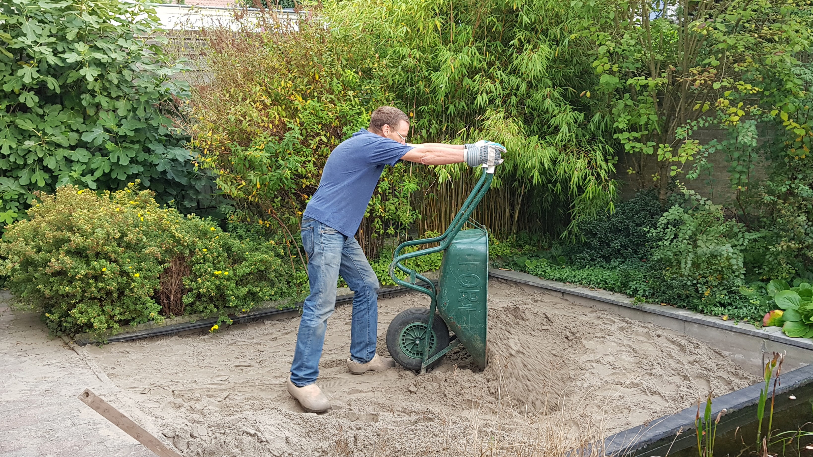 kruien, transportation, adult, young men, wheelbarrow, working, jeans, heavy work, physical work, plant, lifestyles, one person, heavy profession, nature, HD Wallpaper