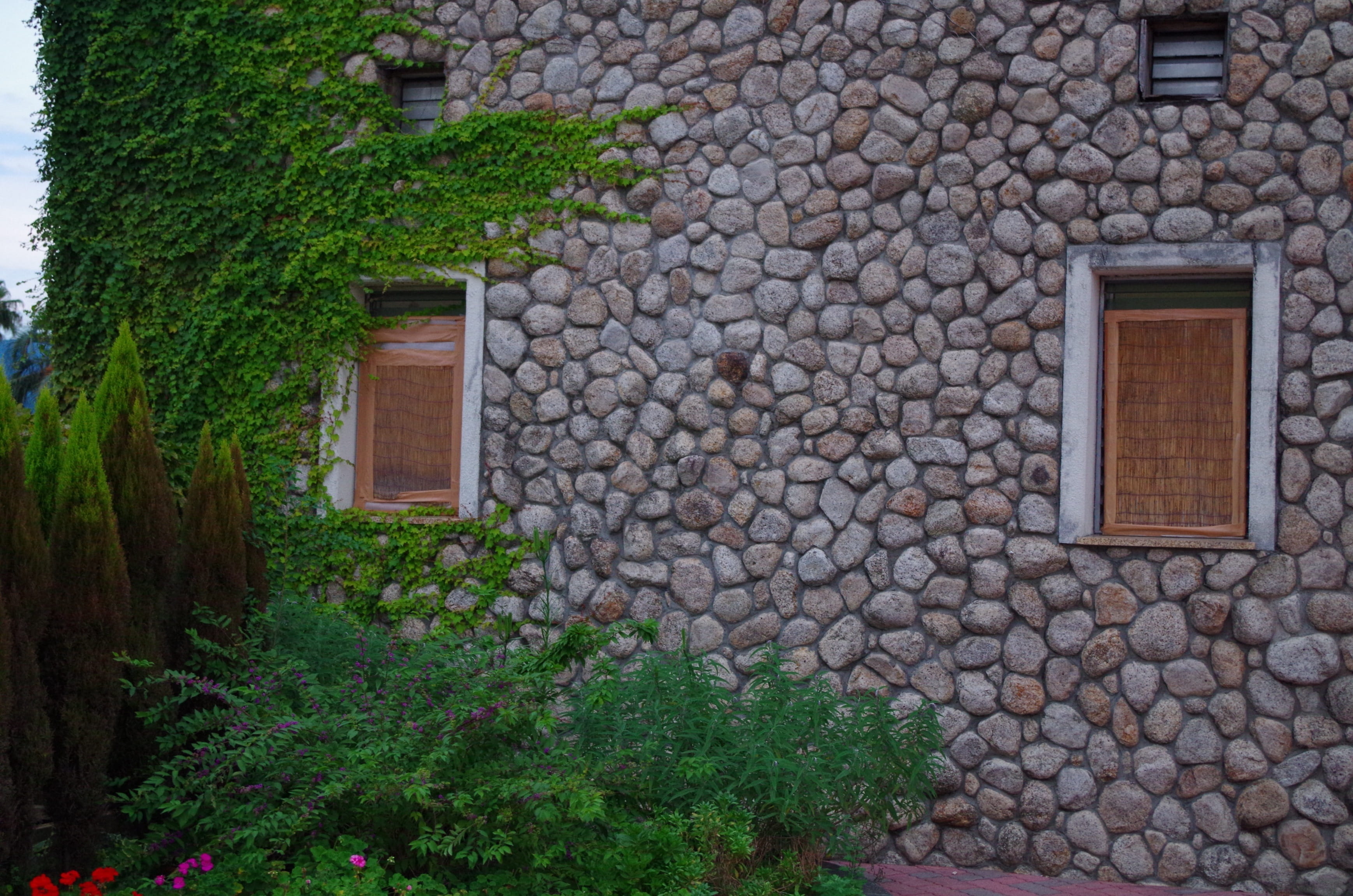 architecture, nature, Lodge, Villa, built structure, Ishigaki, no people, stones, window, building, solid, green, 2K, building exterior, roof tile, house, HD Wallpaper
