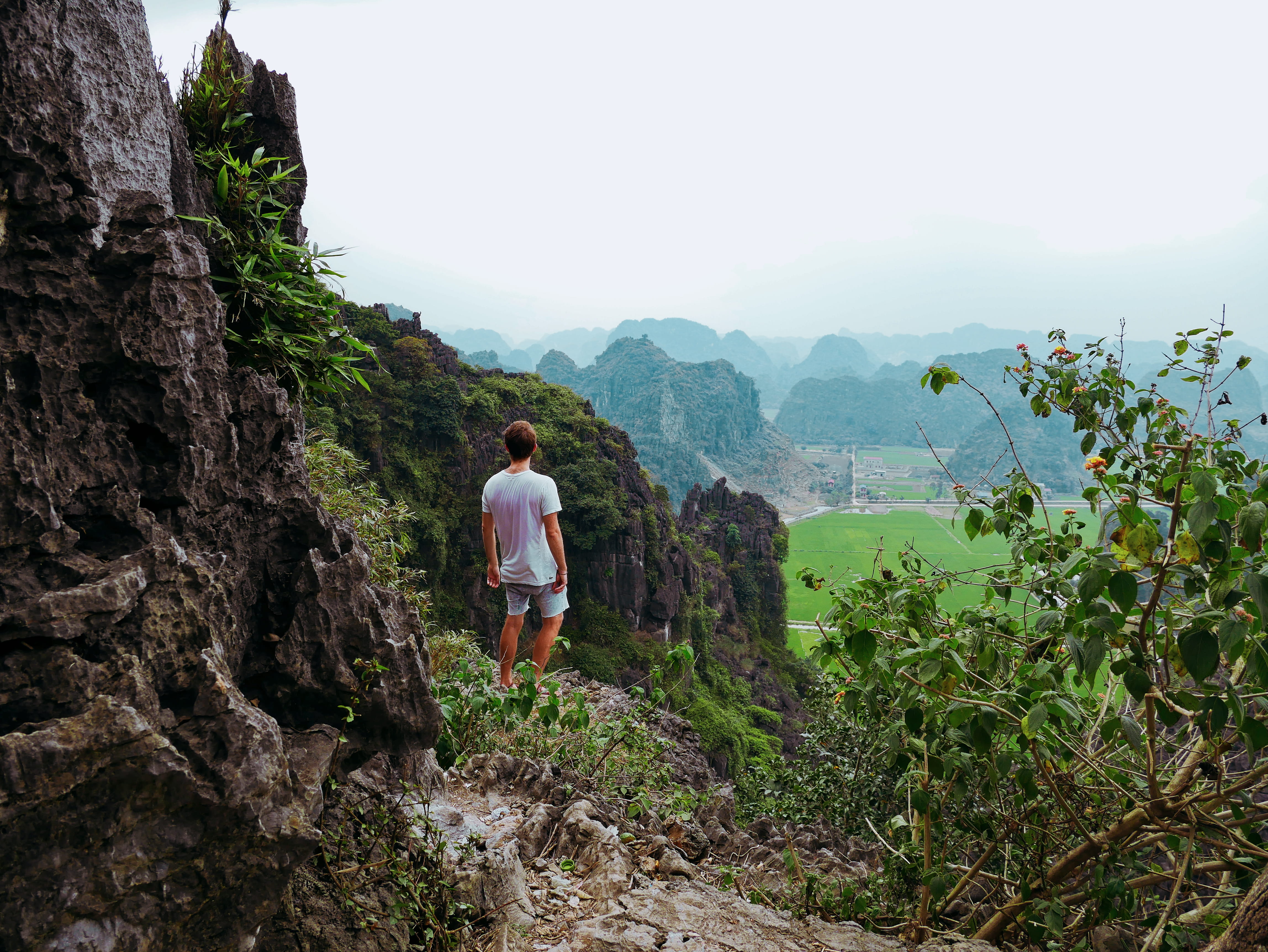 beauty in nature, young male backpacker, hang múa, viewpoint, world travel, lifestyles, young male traveler, nature, scenics - nature, climbing, outdoors, HD Wallpaper