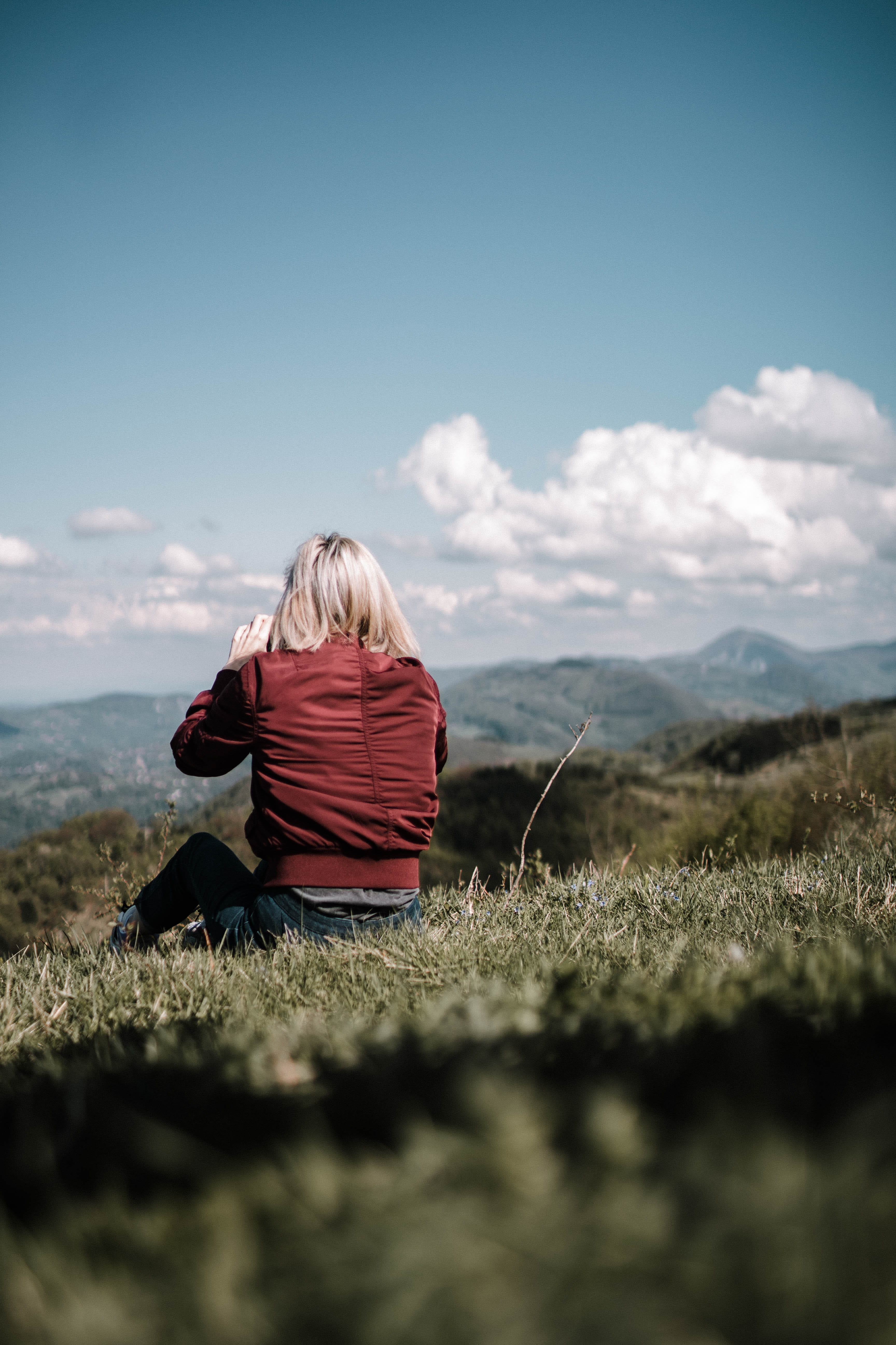 summer, blonde hair, horizon, nature, grass, 5K, travel, outdoors, adult, blonde, leisure, landscape, hayfield, full length, cloud - sky, leisure activity, Phone HD Wallpaper