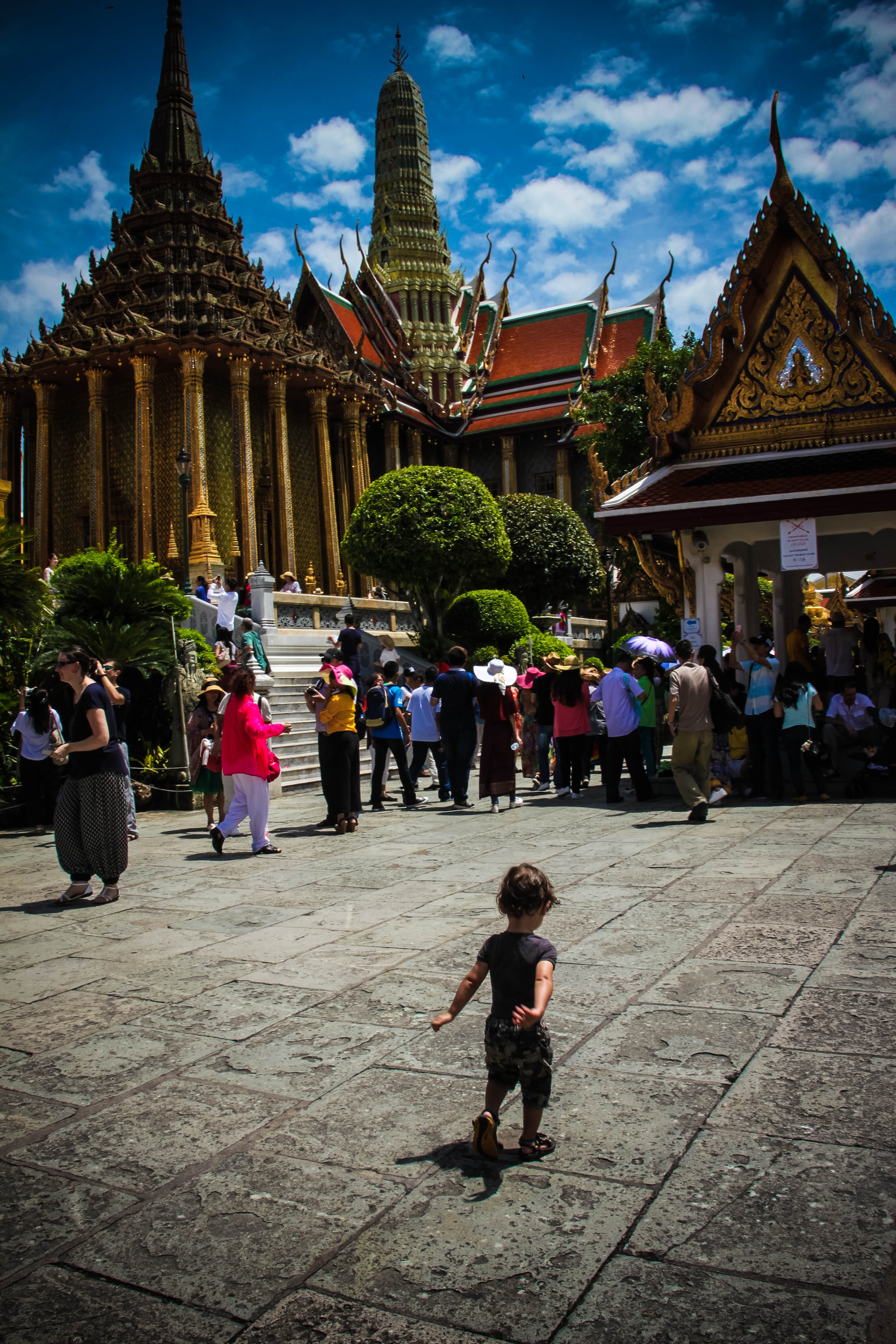 tourist, child, 4K, traveler, discover, thailand, thai, outdoors, architecture, alone, group of people, crowd, grand palace, kids, belief, travelkid, men, Phone HD Wallpaper