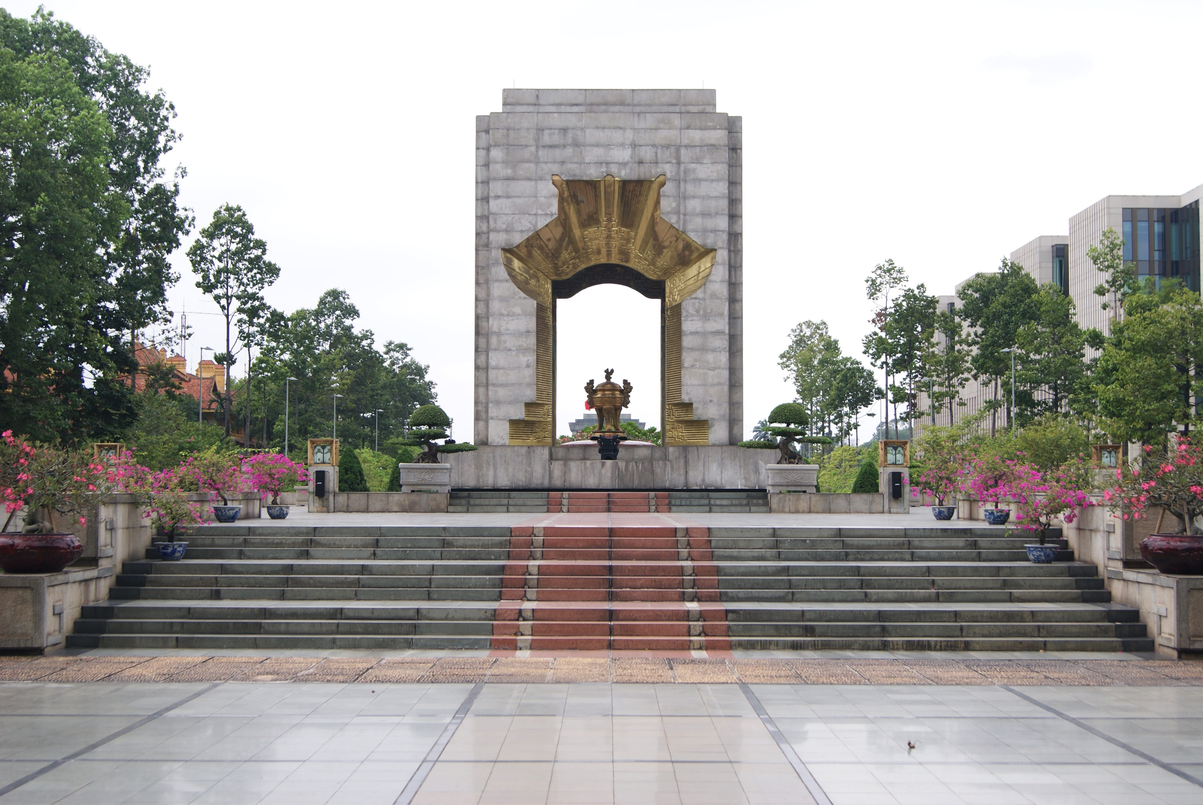 real people, staircase, famous Place, architecture, group of people, adult, men, plant, building exterior, history, architecture And Buildings, hanoi, arch, HD Wallpaper