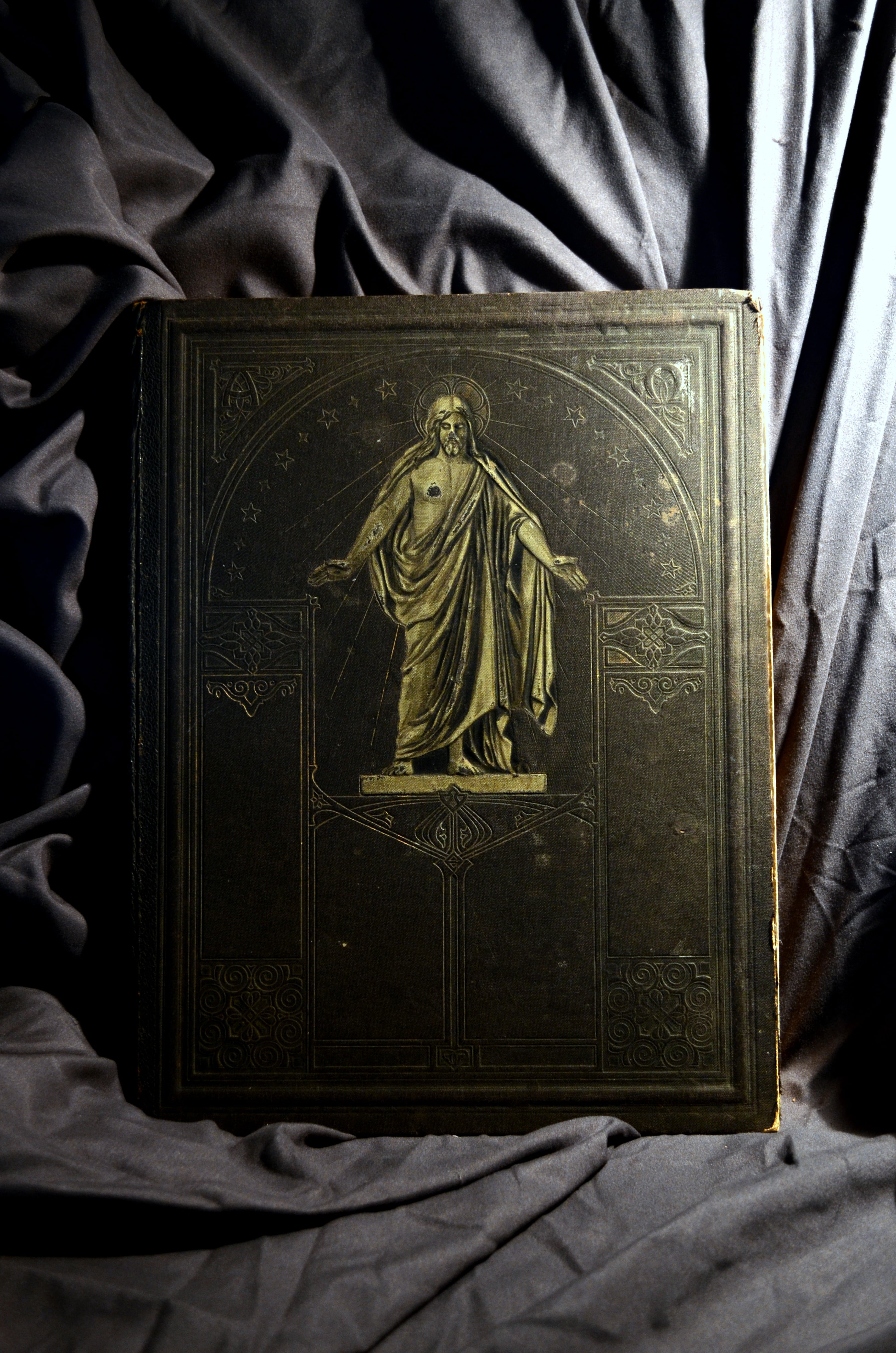 people, holy scripture, art and craft, human representation, sculpture, bed, book, single object, bible, male likeness, religion, spirituality, statue, Phone HD Wallpaper
