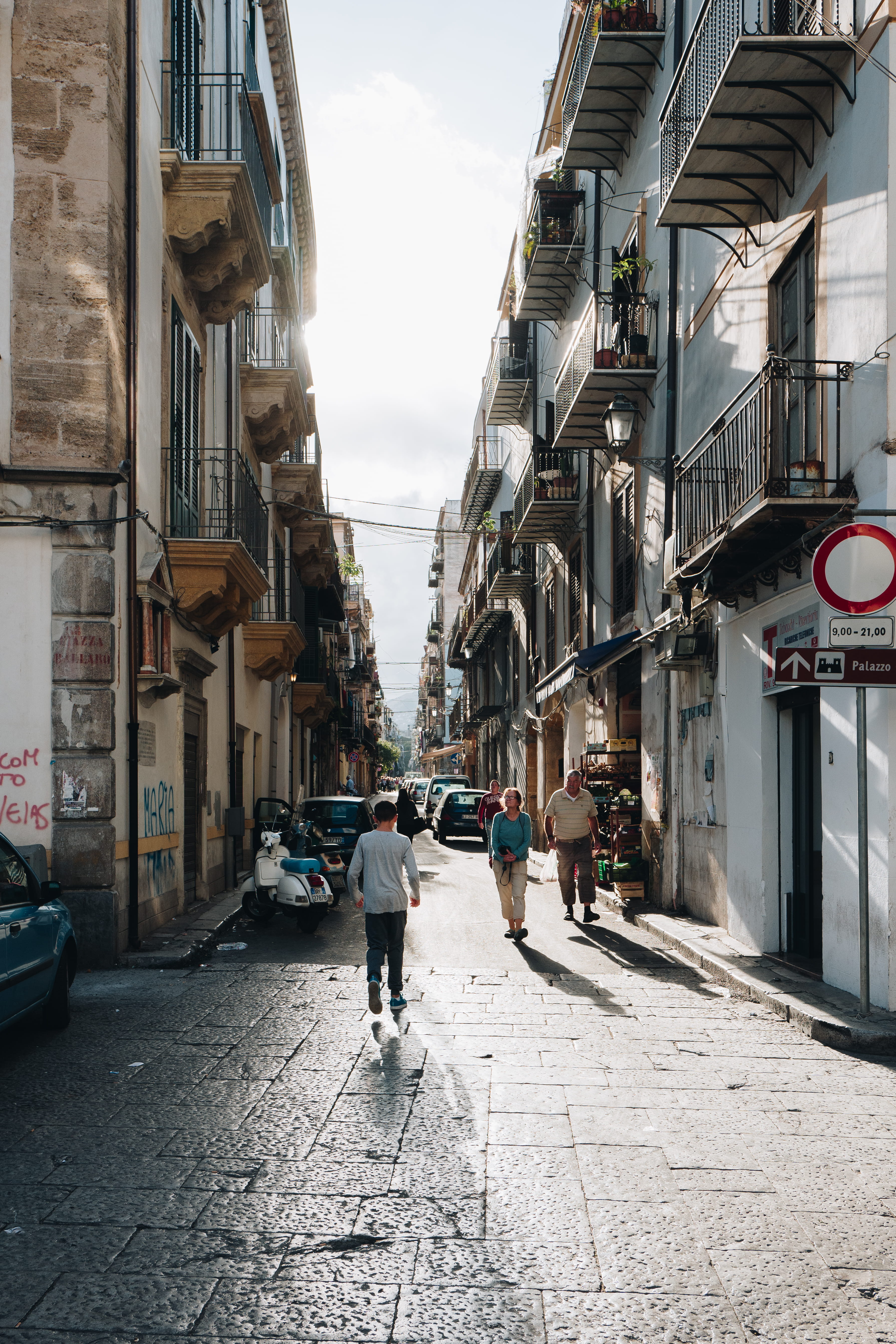 day, palermo, lifestyles, rear view, full length, adult, leisure activity, men, outdoors, built structure, building, transportation, direction, italy, the way forward, Phone HD Wallpaper