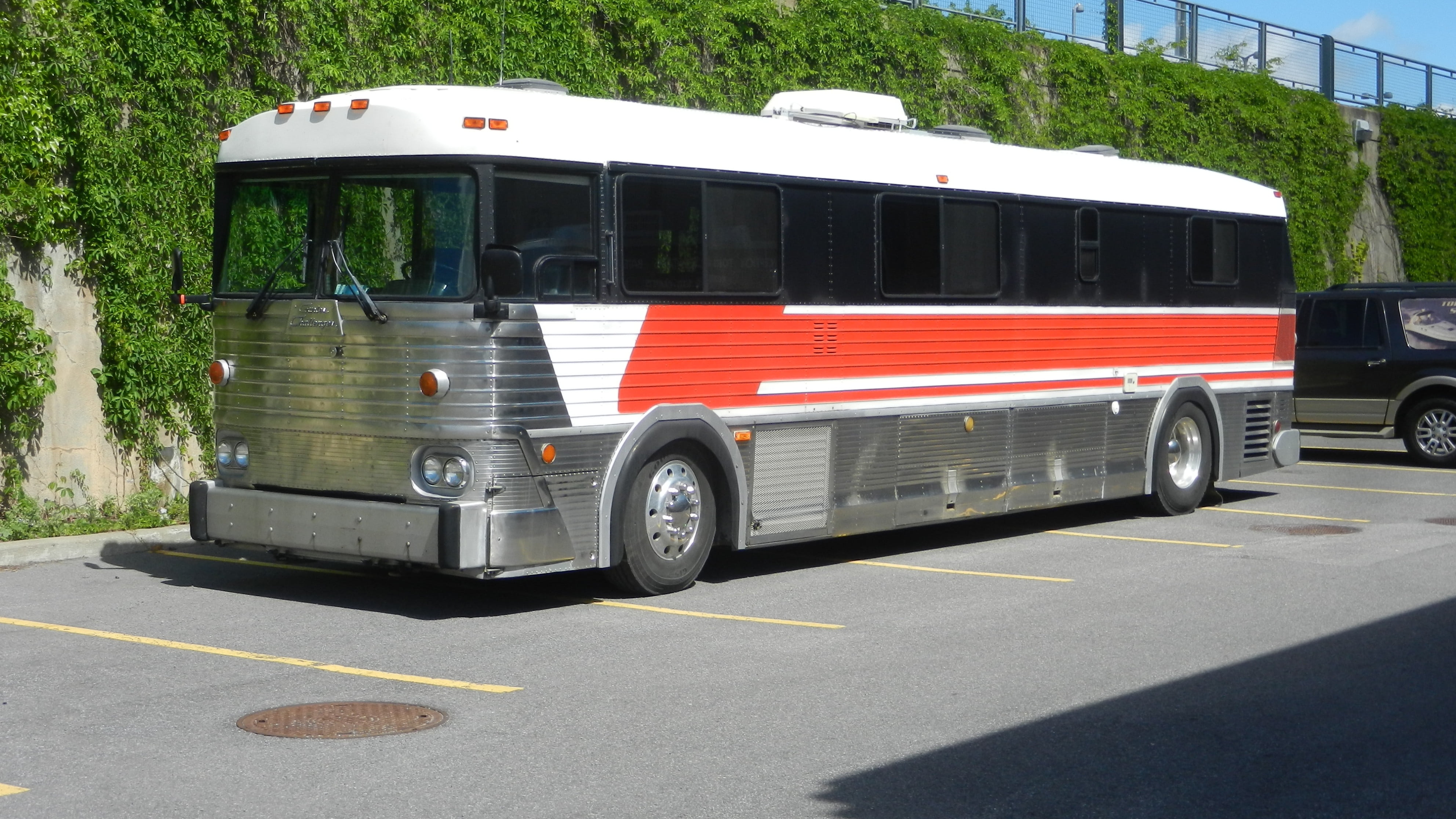 challenger, bus, marking, mode of transportation, land Vehicle, speed, truck, conveyances, motion, road, no people, coach, travel, city, mode of Transport, HD Wallpaper