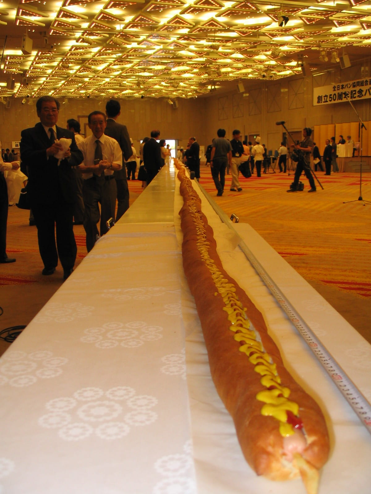 720P, real people, full length, large group of people, world record, worlds longest hotdog, belief, yummy, group of people, indoors, food, hotdog on bun, Phone HD Wallpaper