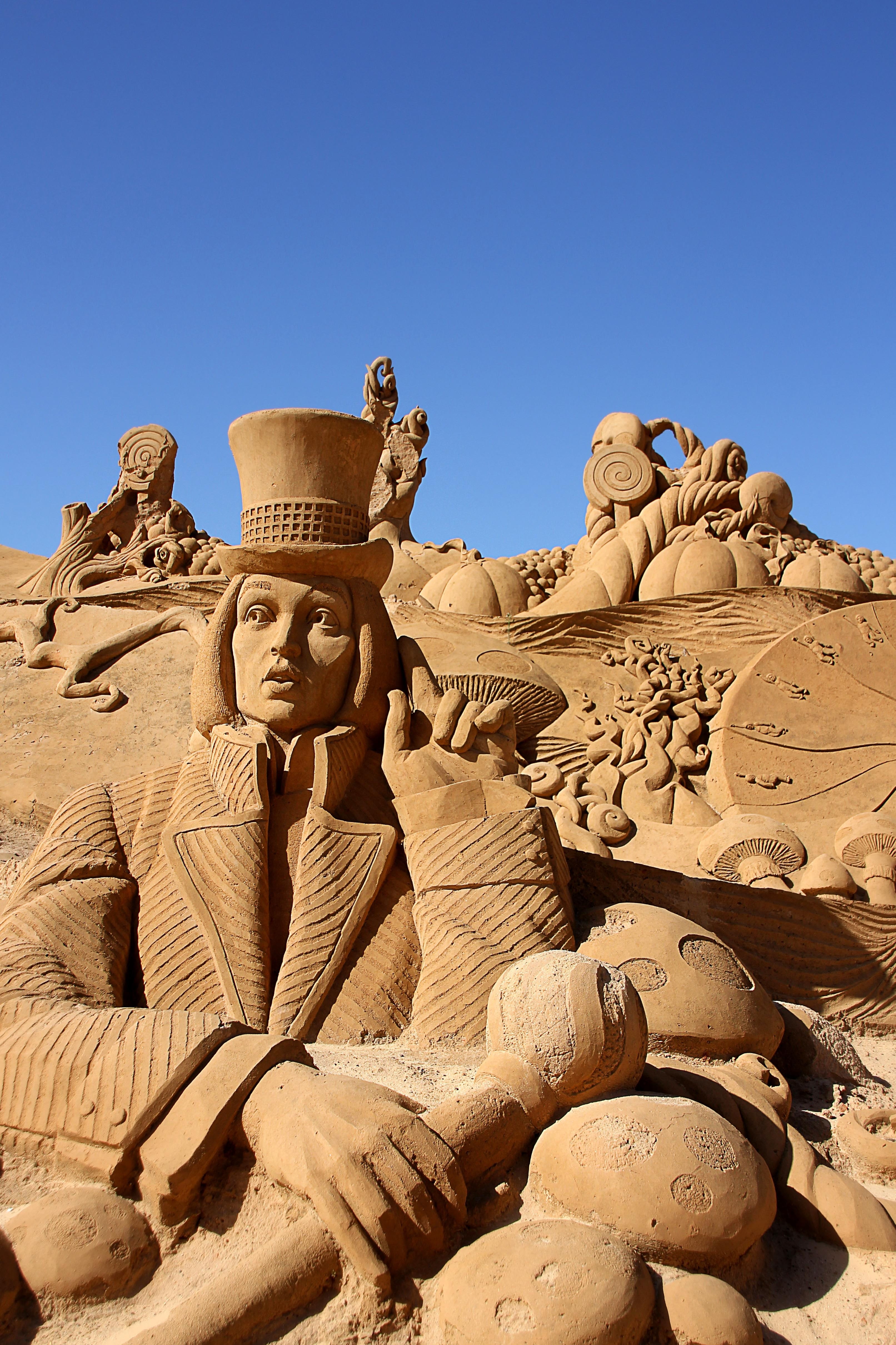 spirituality, place of worship, funny, 4K, outdoors, history, sculpture, architecture, sandburg, artwork, statue, sand sculpture, fairytales sand sculpture, Phone HD Wallpaper
