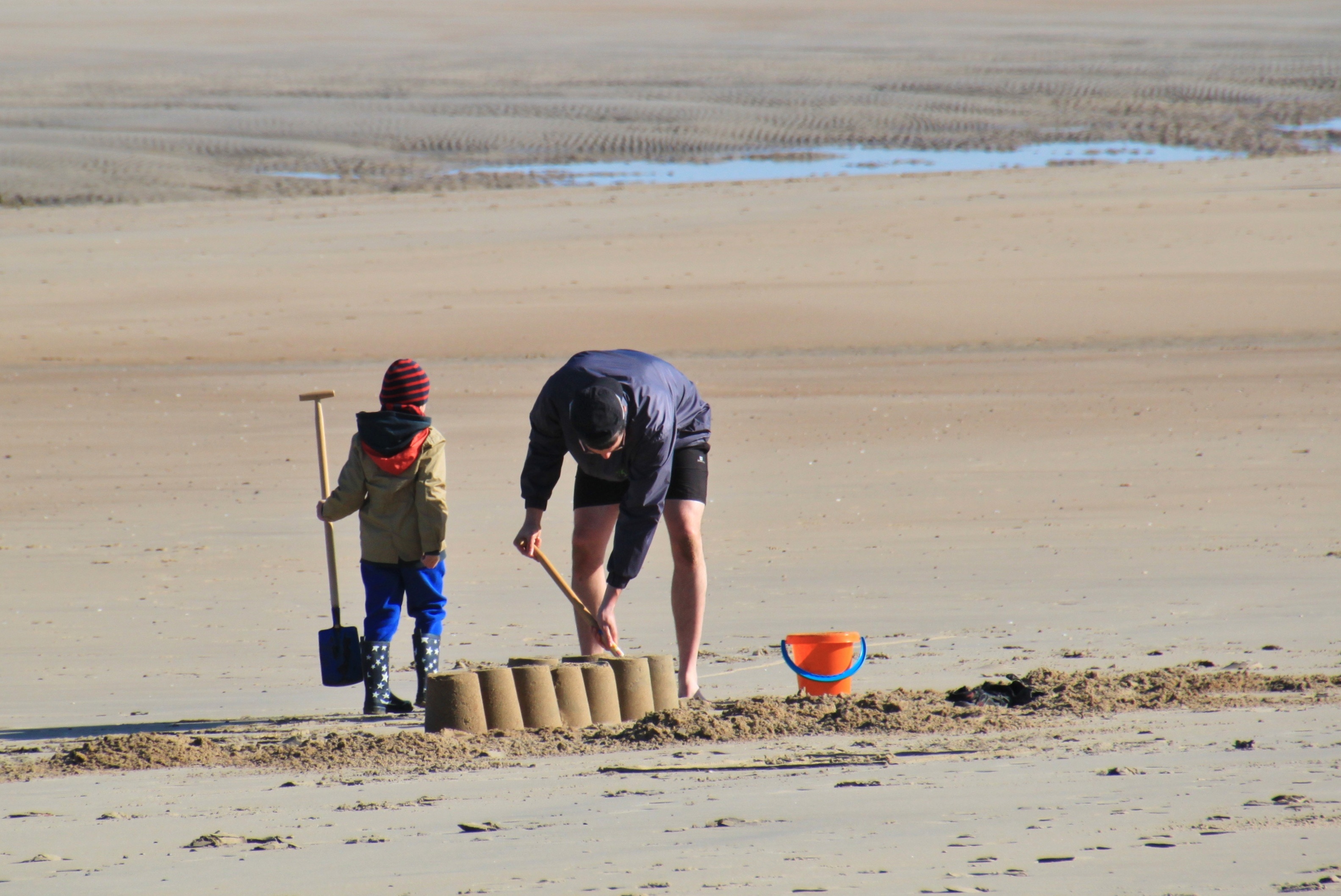 build, boy, sand beach, people, father, north sea, coast, sea, full length, water, blade, girls, outdoors, human, leisure, sand, holiday, making, castles, HD Wallpaper