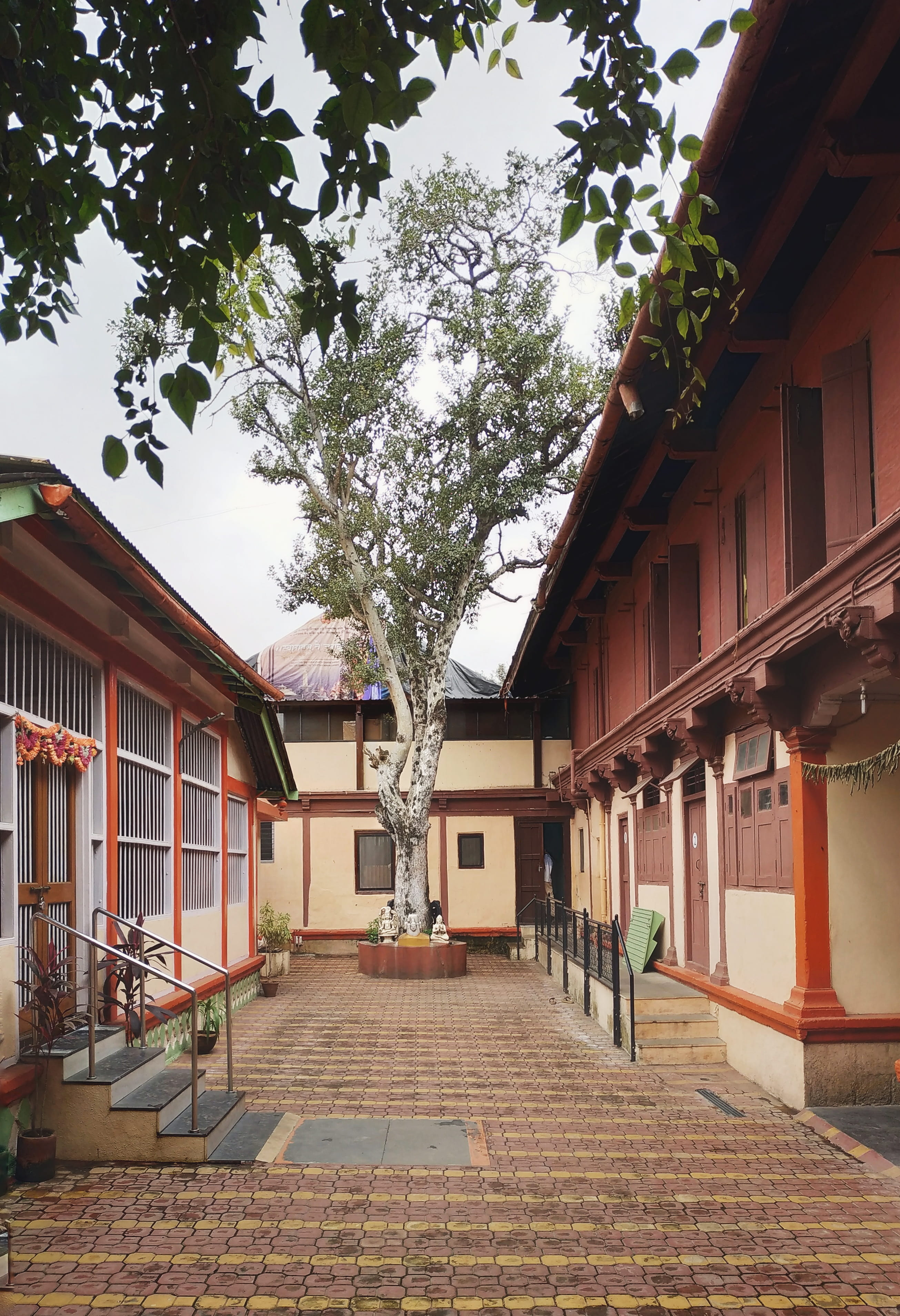 nashik, architecture, 2K, outdoors, residential district, window, india, unnamed road, building exterior, footpath, city, the way forward, tree, courtyard, Phone HD Wallpaper