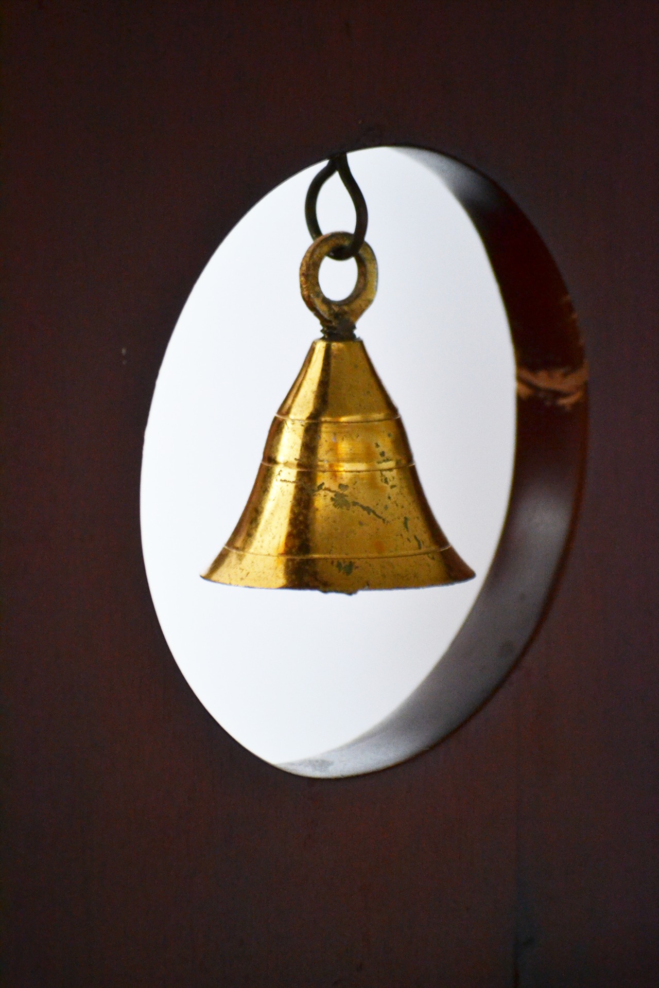 single object, no people, mawanella, chain, illuminated, wall - building feature, shape, ornaments, wood - material, indoors, gold colored, design, ceiling, Phone HD Wallpaper