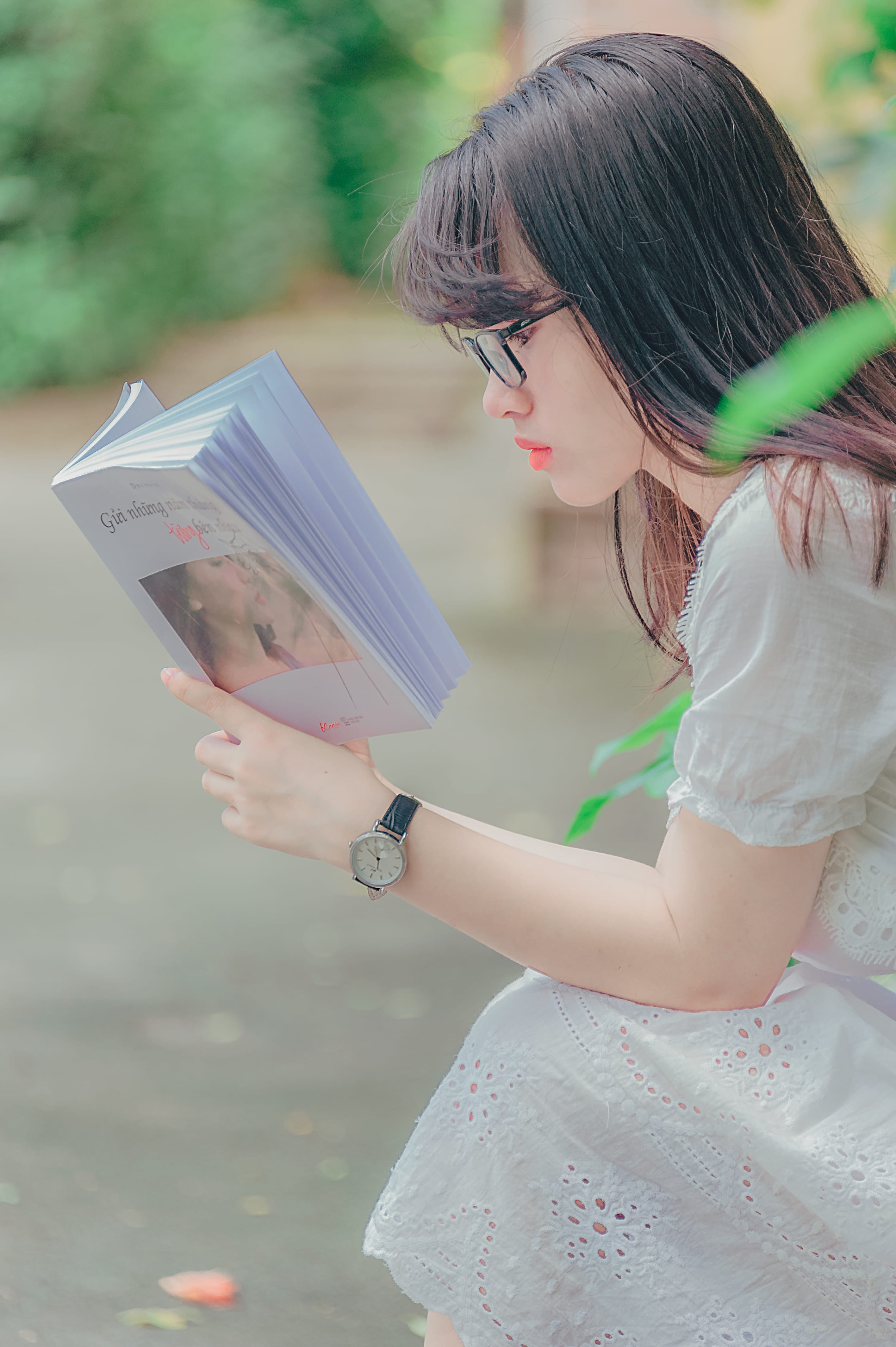 standing, one person, book, sitting, outdoors, daylight, leisure, real people, hair, casual clothing, pretty, young women, summer, woman, read, day, wear, Phone HD Wallpaper