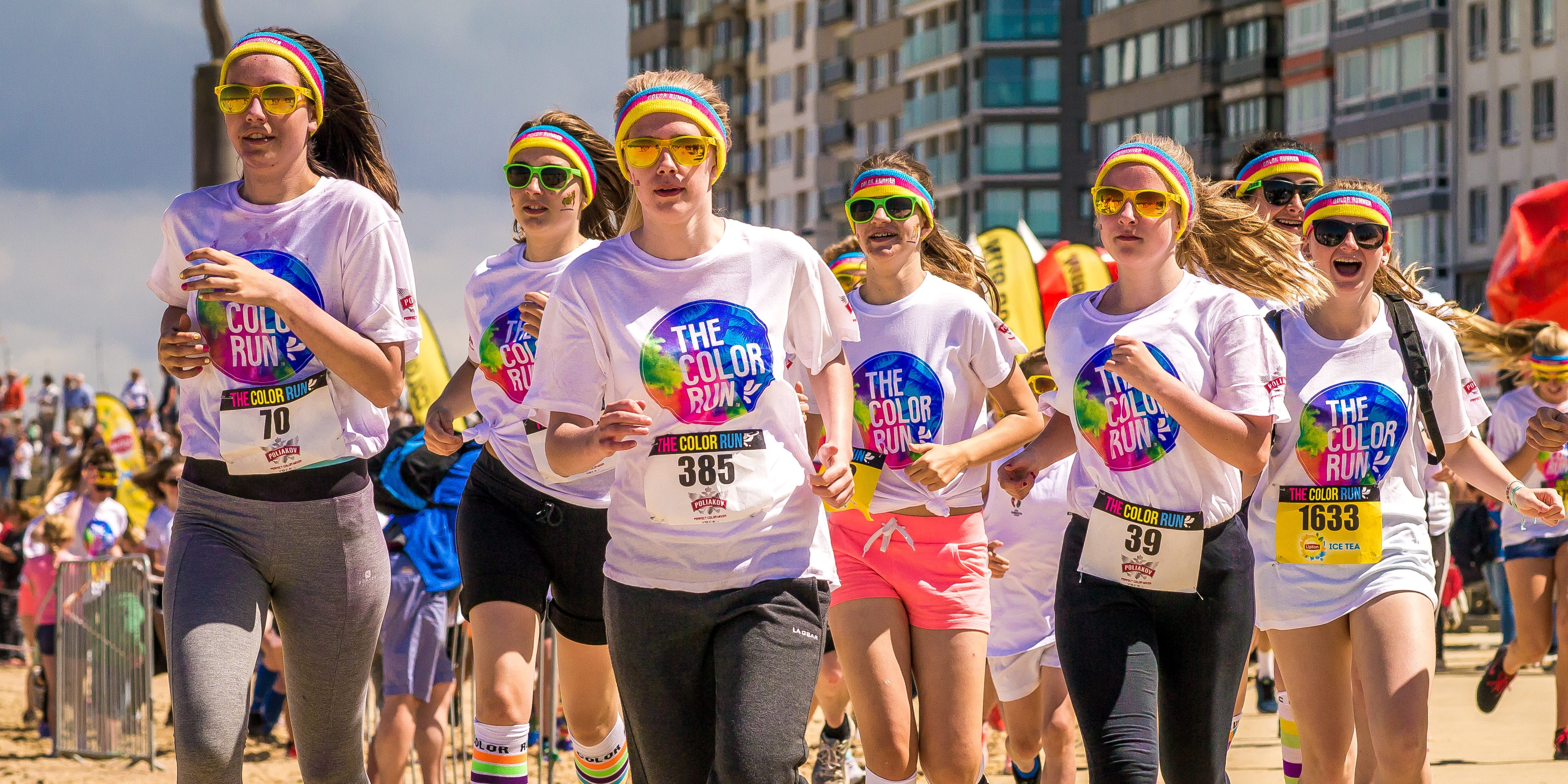 smiling, day, fun, fashion, run, city, running, wearing, crowd, women, jogging, event, shirts, adult, teenager, young adult, outdoors, sunglasses, runners, HD Wallpaper