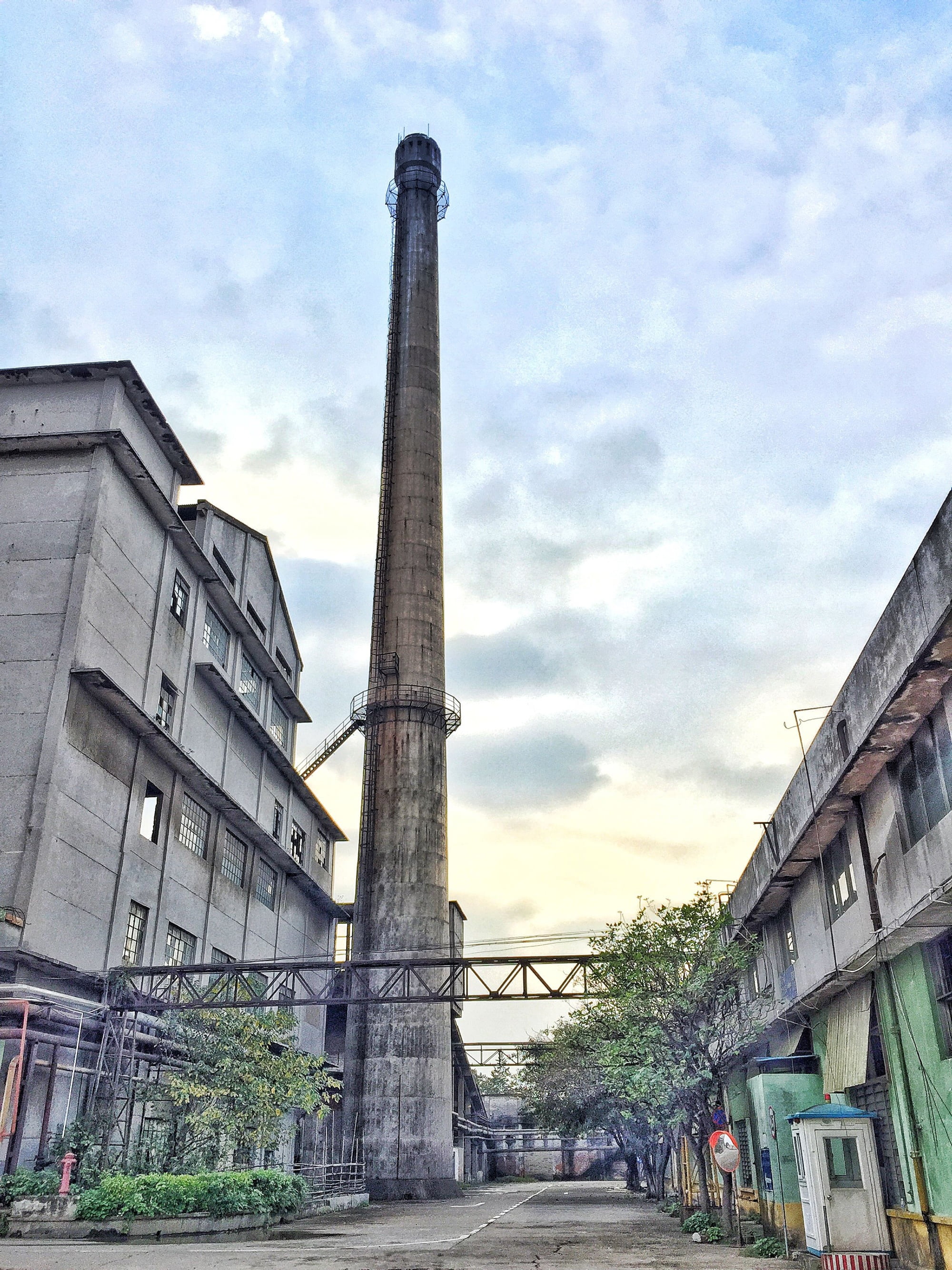 sky, transportation, low angle view, industry, outdoors, panyu sugar factory, nature, built structure, sandy bay, building exterior, 2K, tall - high, smoke stack, Phone HD Wallpaper