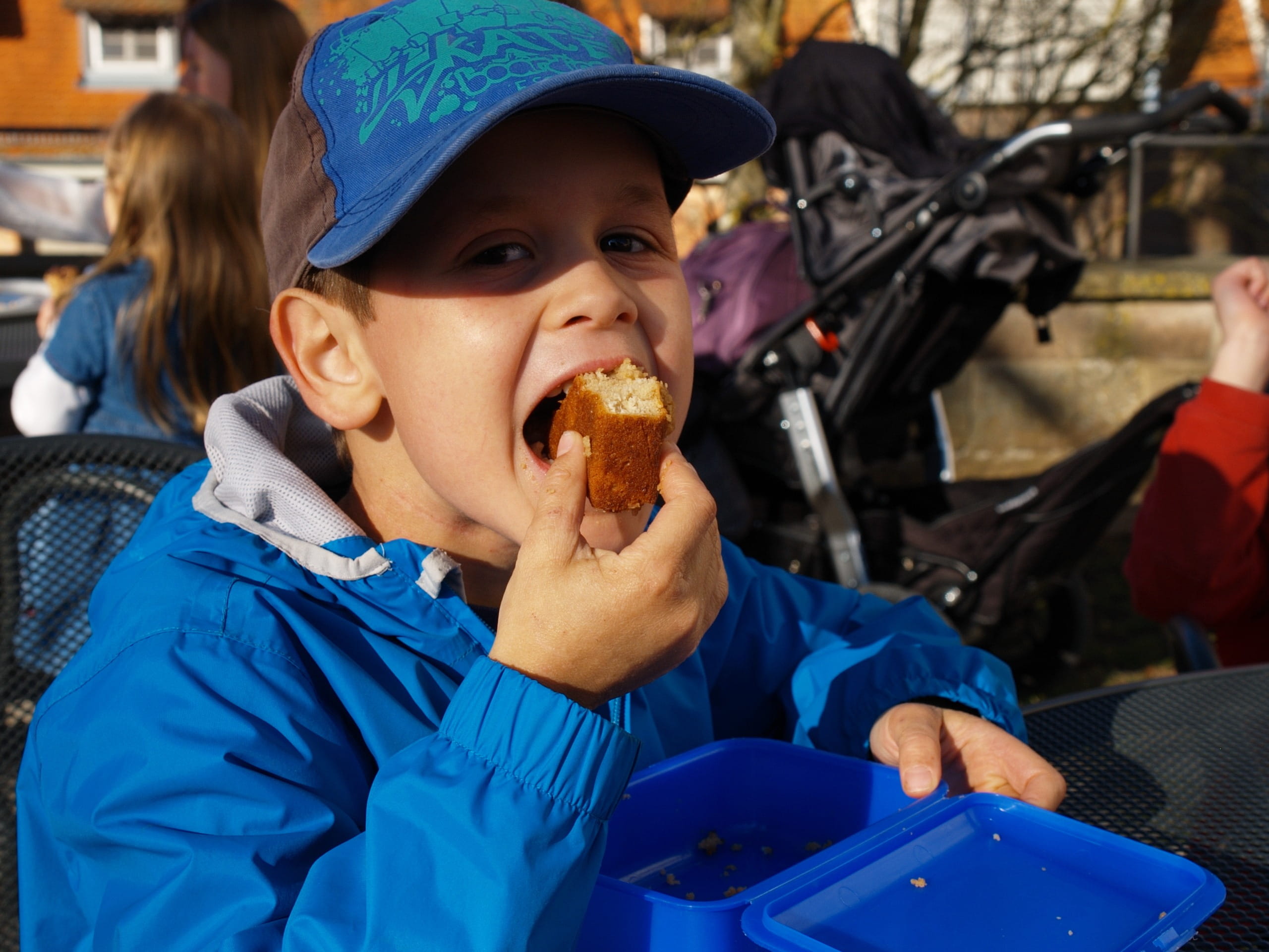 bite off, cap, close-up, holding, incidental people, clothing, males, men, hungry, food and drink, boy, looking at camera, eating, boys, hat, vespers, 2K, HD Wallpaper