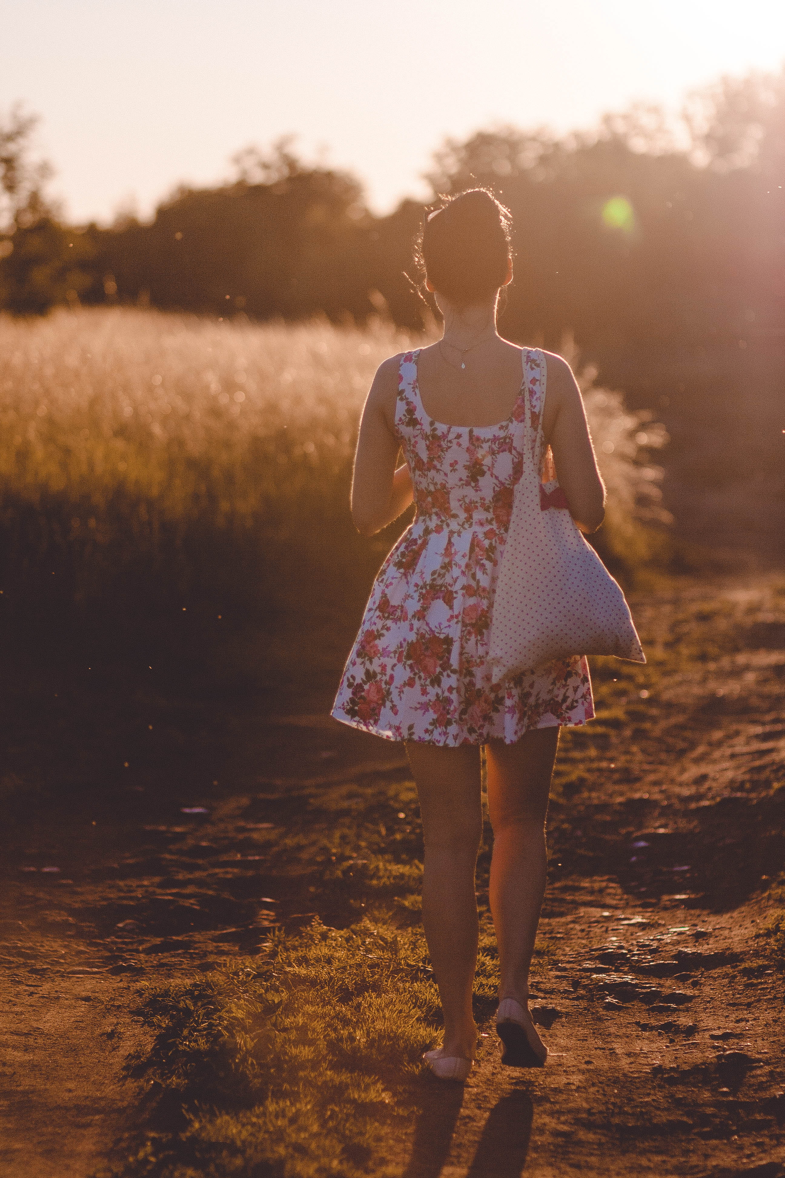 lens flare, back lit, hobo, one woman only, plant, adult, leisure activity, leaks, plants, casual clothing, lifestyles, adults only, real people, dress, Phone HD Wallpaper