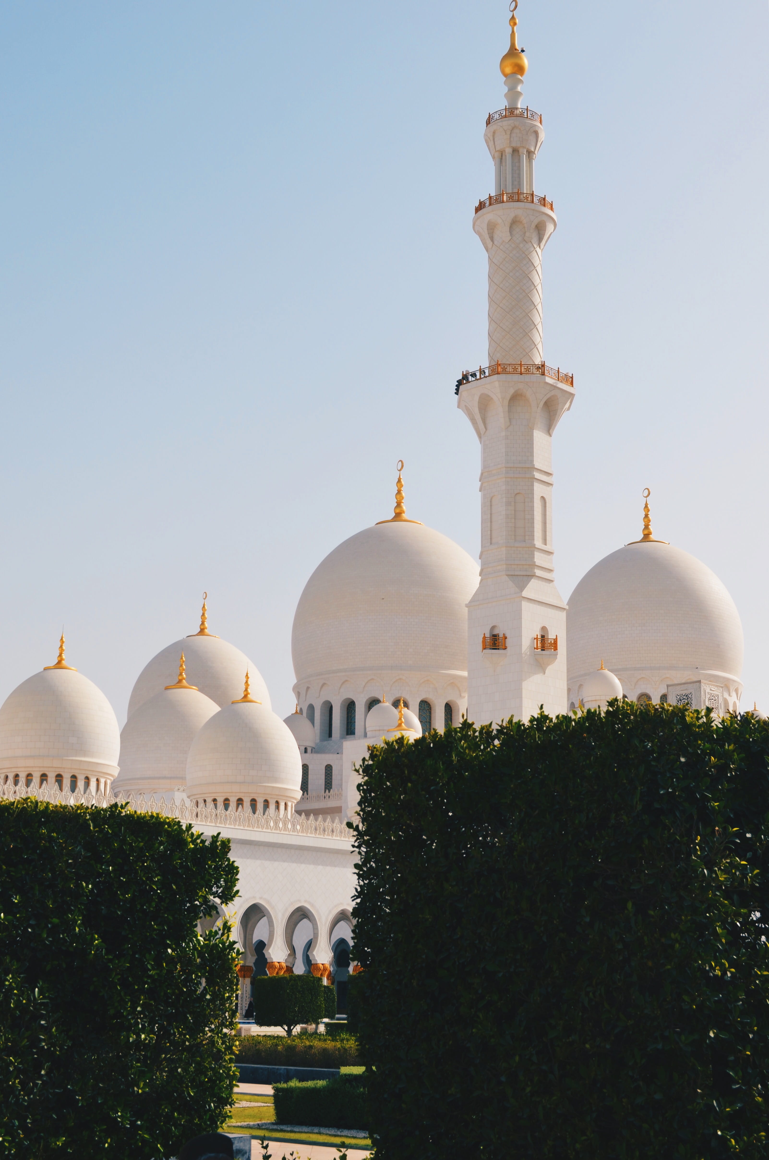 mosque, religious, tourism, holy, building, minaret, worship, culture, travel, 4K, clear sky, cathedral, outdoors, dome, muslim, plant, temple, religion, Phone HD Wallpaper