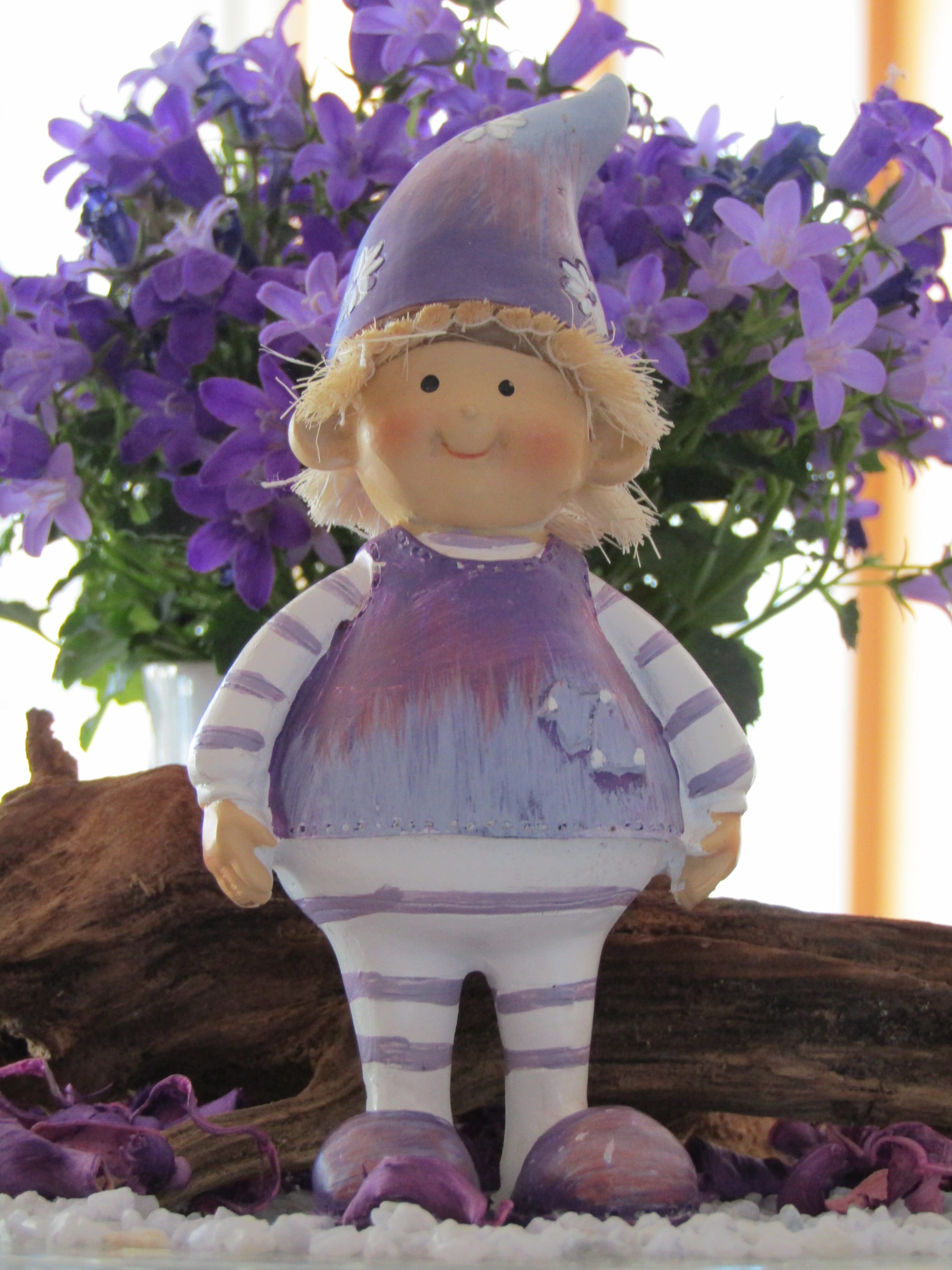 female likeness, joy, human representation, table decoration, garden gnome, male likeness, softness, flowering plant, representation, upper body, imp, flower, Phone HD Wallpaper