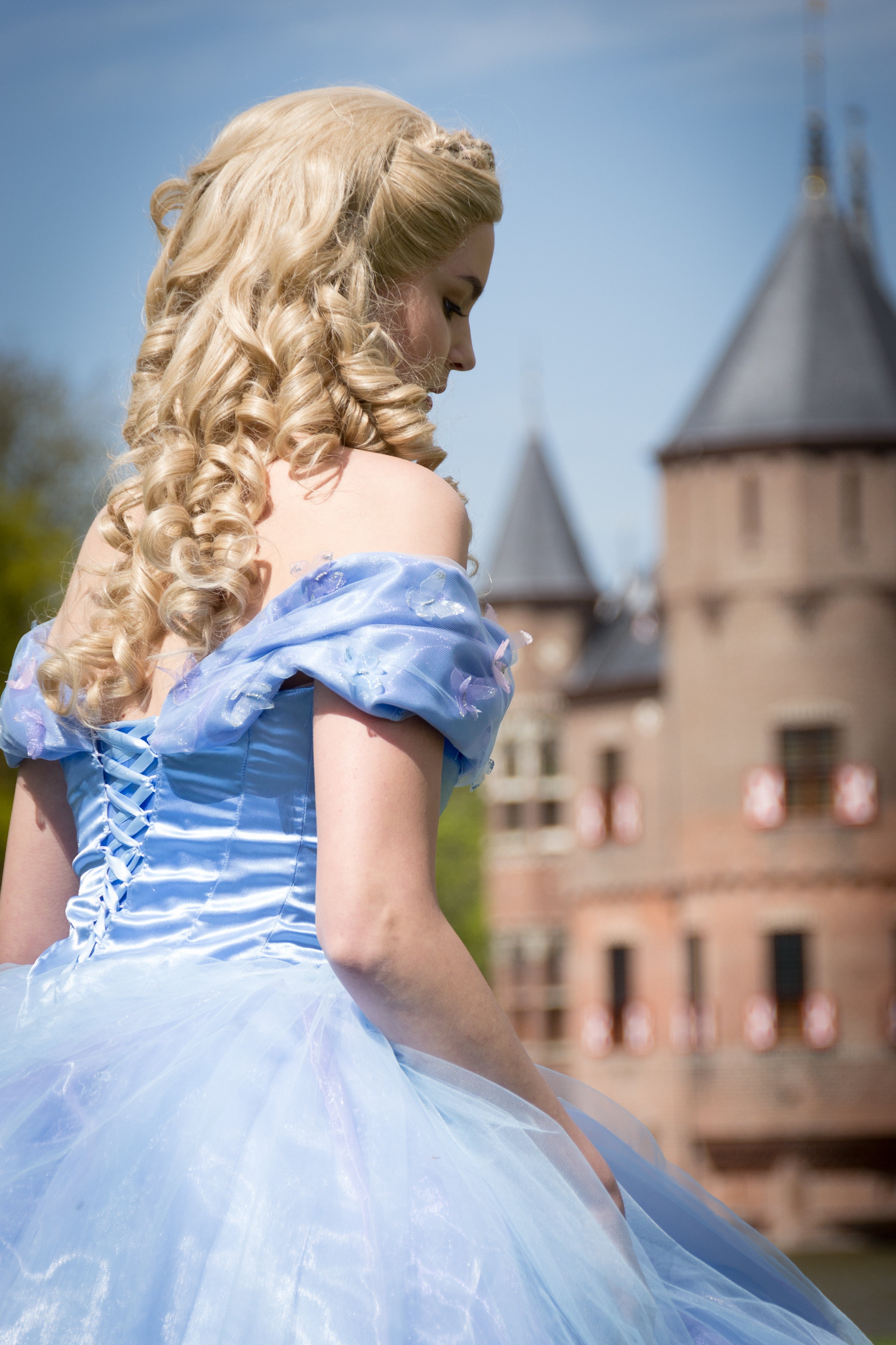 blue, lifestyles, building exterior, childhood, woman, fantasy, females, architecture, castle, hairstyle, child, model, real people, fairy tale, one woman only, Phone HD Wallpaper