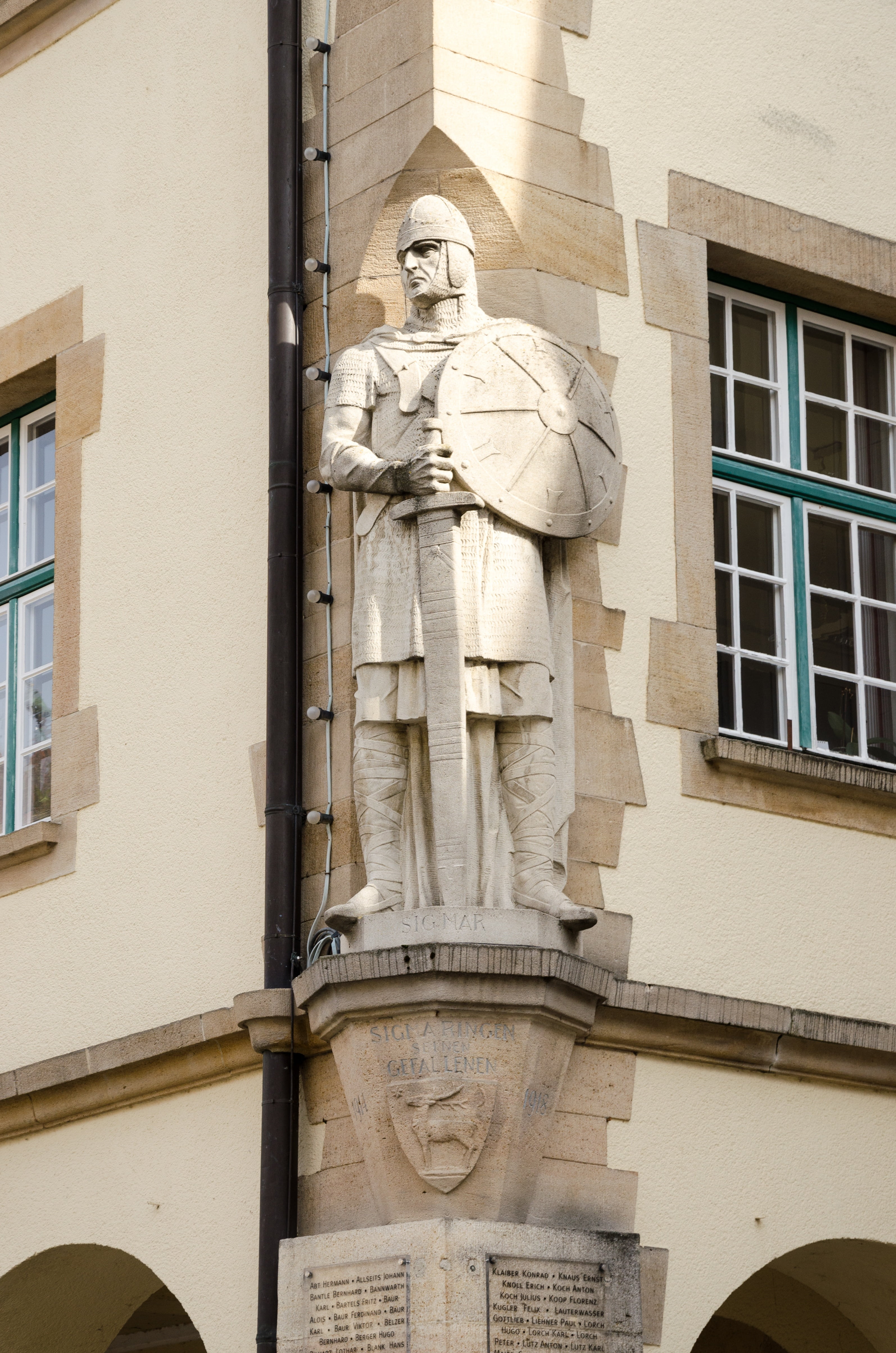 human representation, swabian alb, 4K, statue, building exterior, sigmaringen, sculpture, male likeness, day, low angle view, art and craft, baden württemberg, Phone HD Wallpaper
