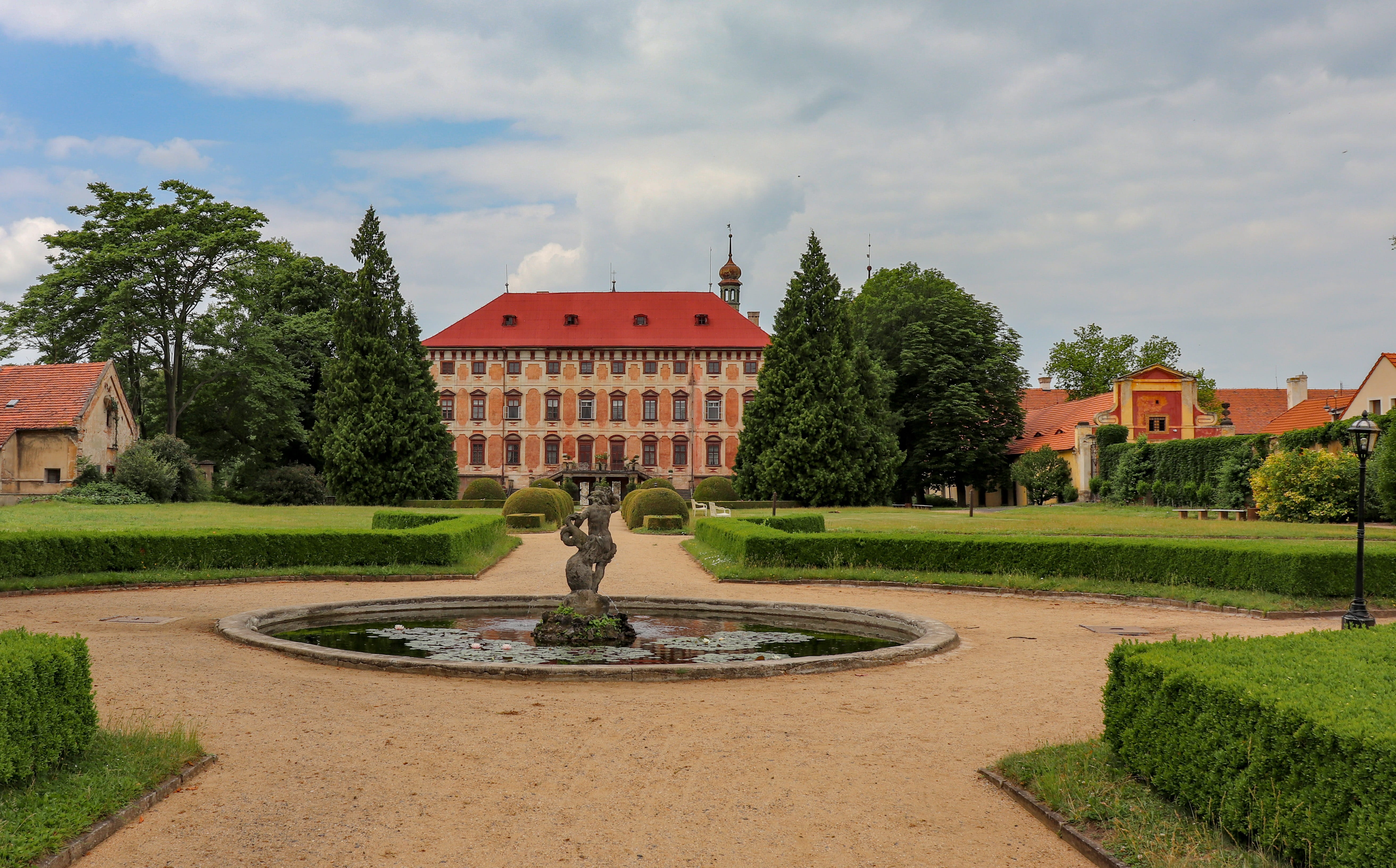 grass, tree, outdoors, nature, sky, built structure, 5K, day, royal, architecture, historical, plant, courtyard, mansion, clouds, no people, green color, HD Wallpaper