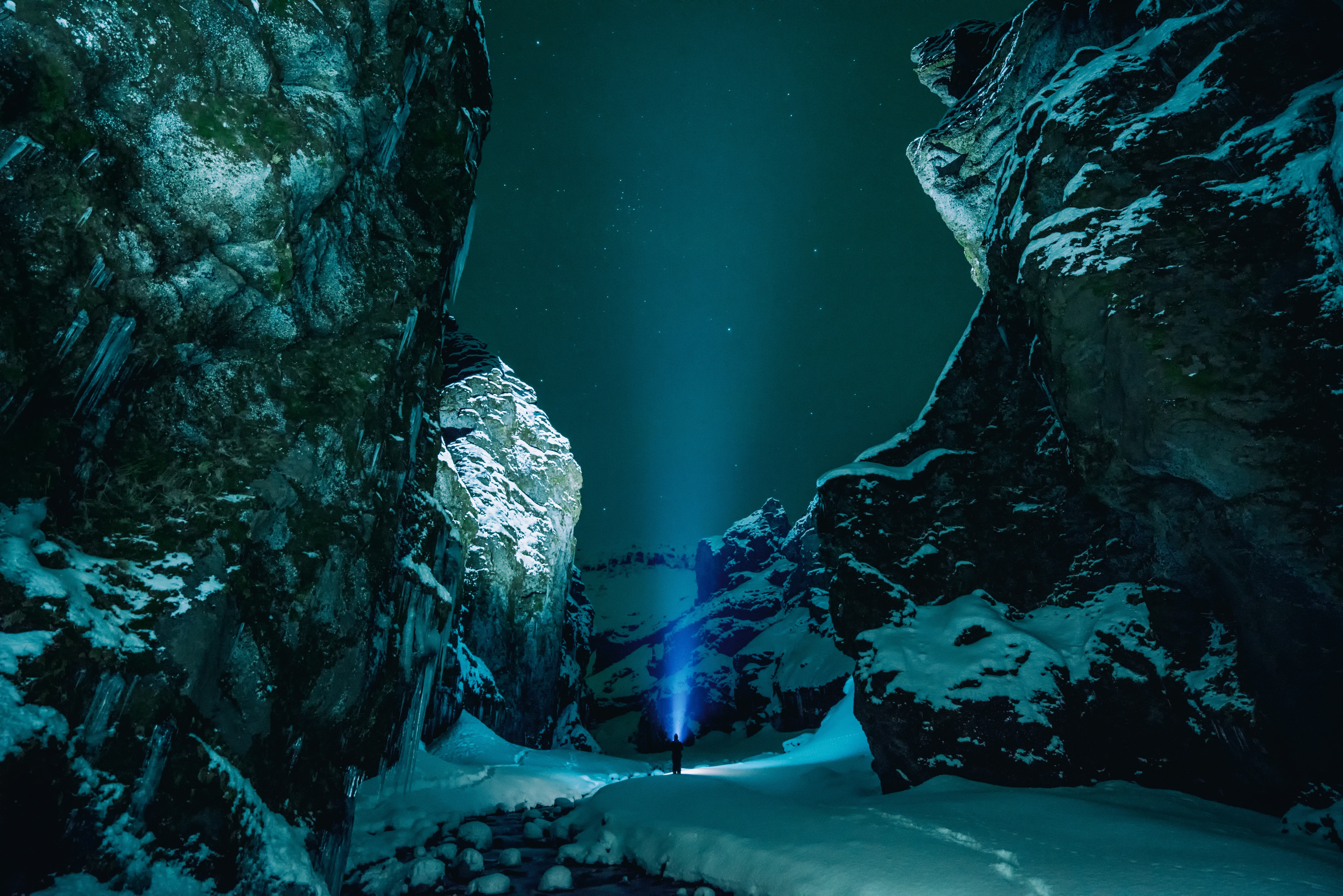 landscape, Jonatan Pie, lights, 5K, nature, night, icicle, winter, men, mountains, footprints, snow, rock, stars, clear sky, HD Wallpaper