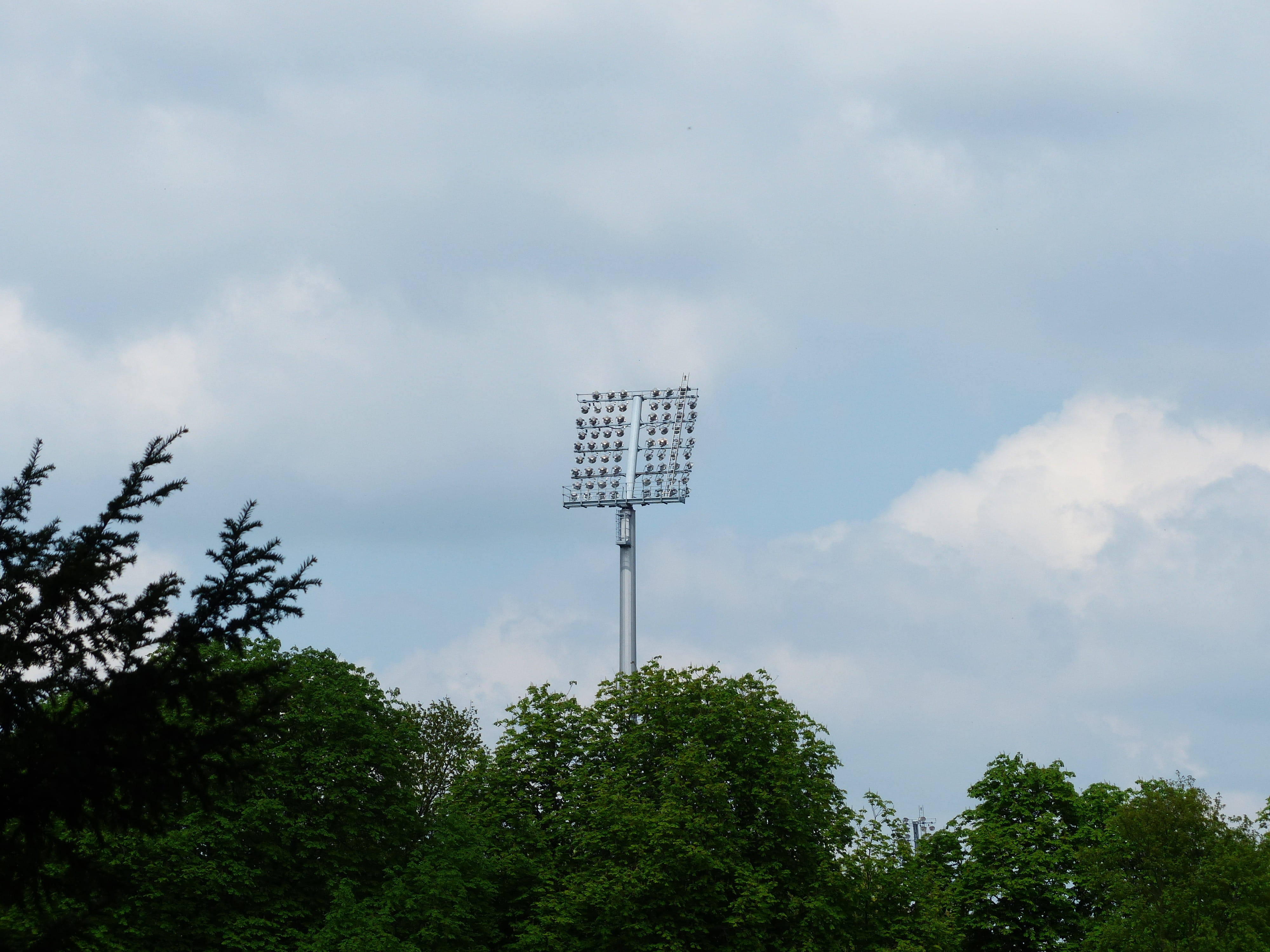 4K, beauty in nature, spotlight, Lighting System, communication, sign, light, treetop, no people, low angle view, flood light bulbs, technology, sport, HD Wallpaper